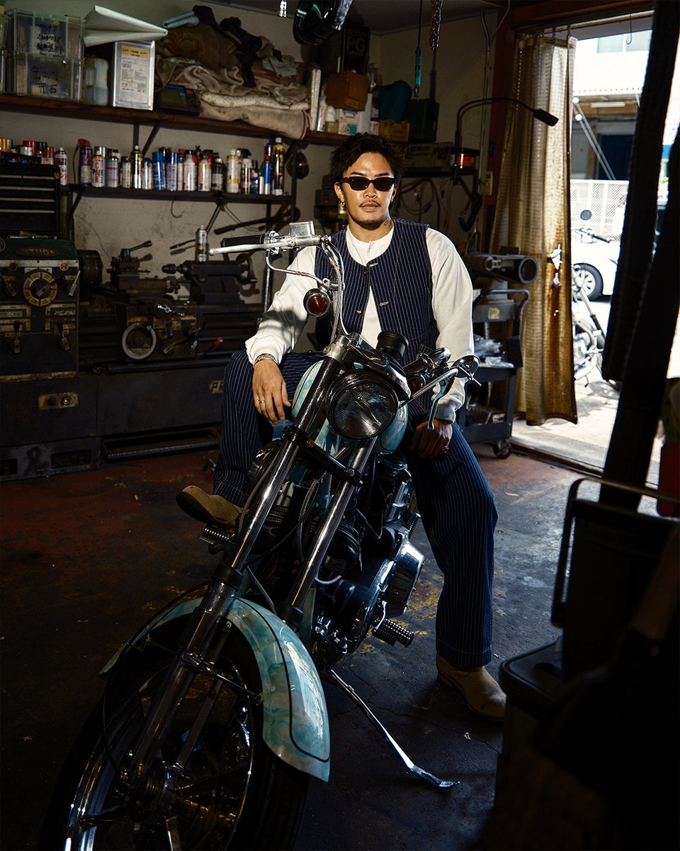 SchottJAPAN's tweet photo. Schottの名作「OLD HICKORY（オールドヒッコリー） PANTS」「OLD HICKORY VEST」の大型再入荷が本日2026年6月26日に決定。再入荷に際し、アーティスト・数原龍友氏と俳優・今村謙斗氏を起用した最新ビジュアルを公開いたしました。
https://t.co/zF9YU4fgjO https://t.co/pjEGyBQw75