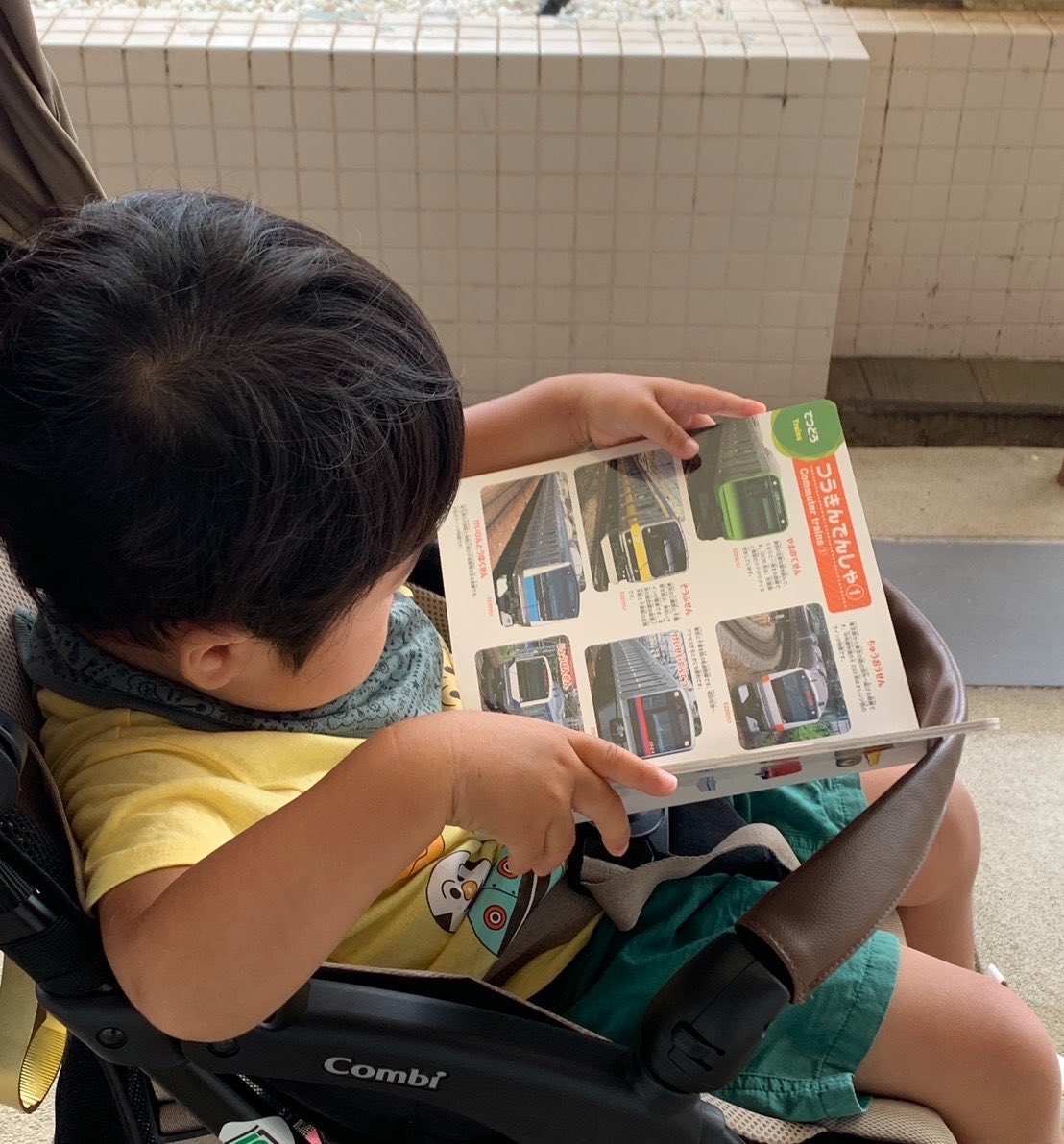 mkwrite126's tweet photo. 小鉄の道を歩みつつある息子
（電車を見かけると「ｼｬｯ☝️」と言う） https://t.co/Zk9r32DuGJ