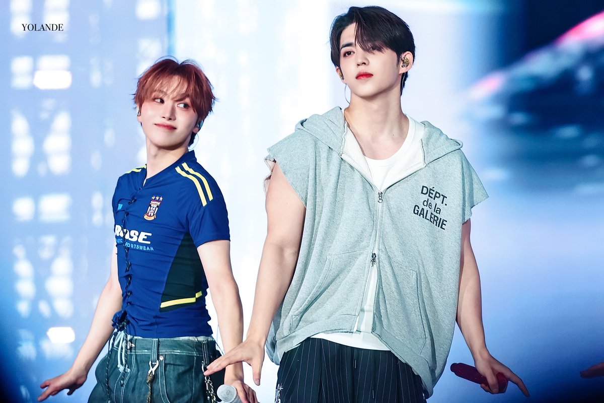 kyeompawed's tweet photo. what in the yaoi body proportions 
 👁️👄👁️ https://t.co/7Lt7VnObmQ