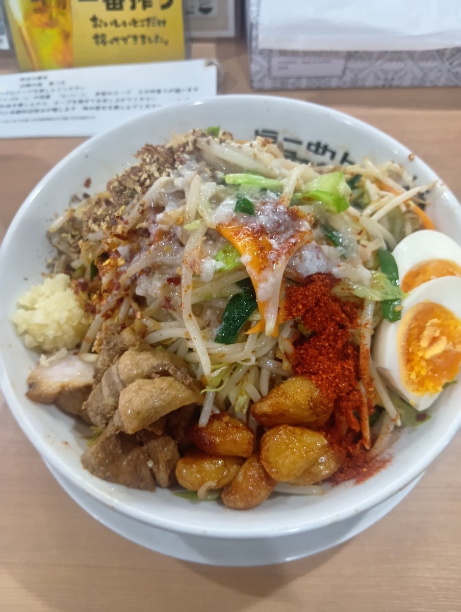 toshihiro2528's tweet photo. 汁なしベトコン辛さ3
麺300g
にんにく背脂マシ
山盛り野菜＆四川山椒＆味玉TP
追い飯
今日はコレが食べたくて
みなとでランチ😛
にんにくガッツリ超シビ辛
香ばしい炒め野菜に
もっちり太麺が食べ応え満点で
めちゃくちゃうまい🤩
〆に追い飯付きで大満足😬
ごちそうさまでした🤗
#らーめんのみなと
#汁なしベトコン