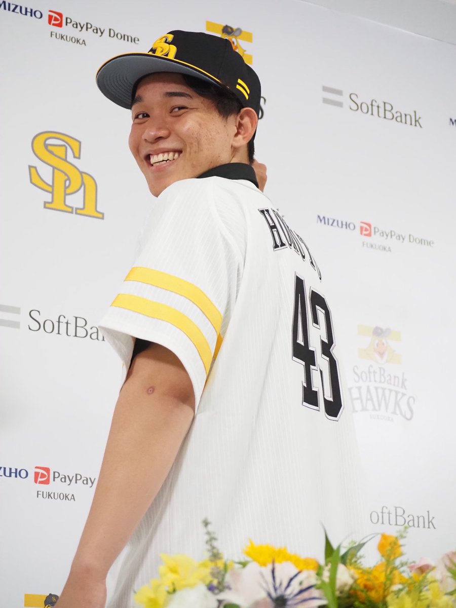 Bambies2025's tweet photo. ㊗️支配下登録おめでとう‼️
#北斗 投手🌟

最高の笑顔でした👍
#sbhawks
#Bambies https://t.co/RrRbT00f5X