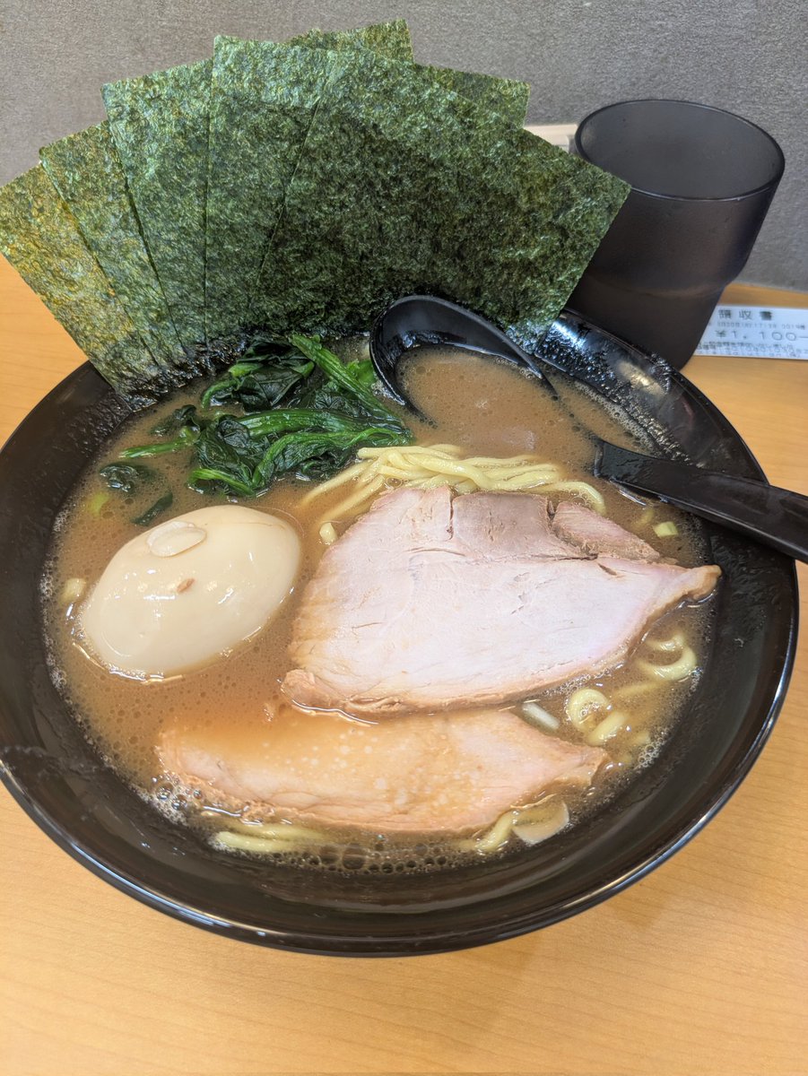 menriusandayo's tweet photo. 横浜家系ラーメン田原家@板橋本町
全部のせ(かため濃いめ)
サウナ帰りにみつけた硬派っぽい家系につい訪麺✨
新店舗らしく綺麗な店内で提供される王道な家系は、丁寧に炊いたのを感じられる豚骨にもっちり麺、そしてライスおかわり無料という育ち盛りに嬉しい設定😂乾いた身体に染み渡るぜ✨ https://t.co/ErgYz8Xwu2