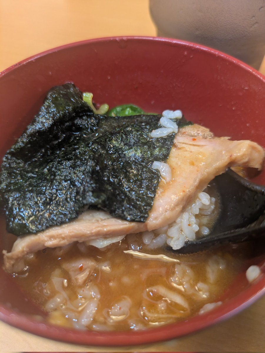 menriusandayo's tweet photo. 横浜家系ラーメン田原家@板橋本町
全部のせ(かため濃いめ)
サウナ帰りにみつけた硬派っぽい家系につい訪麺✨
新店舗らしく綺麗な店内で提供される王道な家系は、丁寧に炊いたのを感じられる豚骨にもっちり麺、そしてライスおかわり無料という育ち盛りに嬉しい設定😂乾いた身体に染み渡るぜ✨ https://t.co/ErgYz8Xwu2