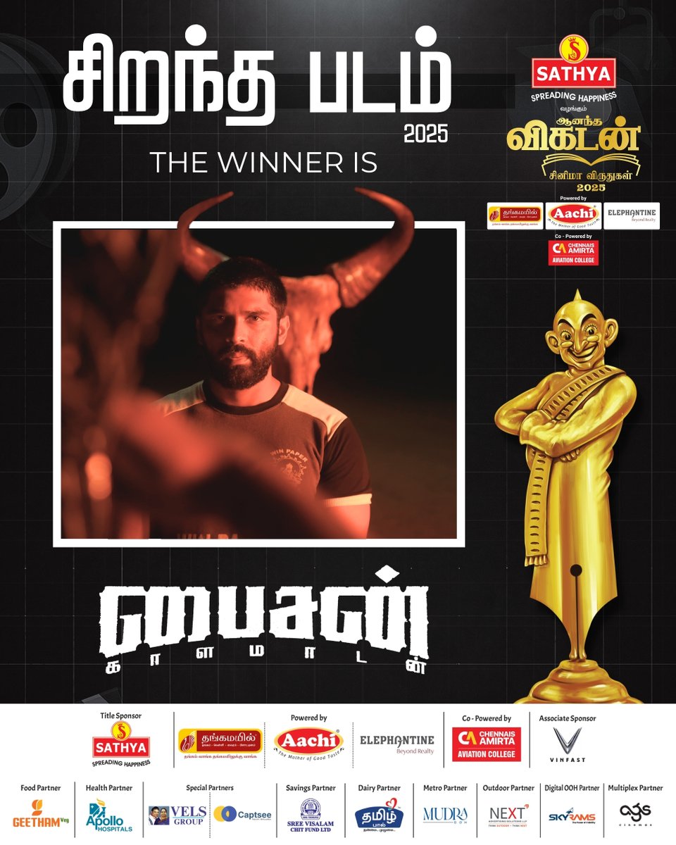 CinemaVikatan's tweet photo. சிறந்த படம் - பைசன் காளமாடன்

எளியவர்களின் எலும்புகளை உருவி ஒன்றன் மீது ஒன்றாக அடுக்கி, எஞ்சிய குருதிகொண்டு சிவப்புச் சாயம் பூசி, இரண்டாயிரம் ஆண்டுகளுக்கு முன்பு கட்டப்பட்ட பெருஞ்சுவரை ஒவ்வொரு செங்கல்லாக முட்டி உடைத்த கோபக்காரக் காளை இந்த ‘பைசன்.’

மலையுச்சி மாஞ்சோலை தொடங்கி மருத நில வனத்தி வரை அதிகாரத்தால் ஒடுக்கப்படுபவர்களின் கண்ணீரே தாமிரபரணியாக ஓலமிடுகிறது என மாரி செல்வராஜ் புனைந்த இந்த வன்சோகக் கவிதைக்குக் கலங்காத இதயங்களே இல்லை.

ஆதிகுடிகள் தங்கள் வலிமை உணர, தொட்டுக் கைப்பிடித்து களமாடிய விளையாட்டே இன்று தீட்டின் தழும்பாய் மாறிப்போனதை ஒவ்வொரு முறையும் கோட்டுக்கு வெளியே தயங்கி நிற்கும் கிட்டானின் உடலே உணர்த்தியது.

அப்படி, தன்மீது வன்மம்கொண்டு கொட்டப்பட்ட ஒவ்வொரு கல்லின் மீதும் கால் பதித்து மேலேறி, கிட்டான் தாங்கிய பதக்கம் எண்ணற்ற மணத்தி கணேசன்களுக்கு சமர்ப்பணம்.

‘‘எதுக்கு கத்தி எடுத்தோம்னே மறந்துட்டாங்க’’ என விசனப்படும் பாண்டியராஜாவையும், ‘‘எப்படி ஆடுறான்னு பாருலே, என்ன சாதின்னு இல்லை’’ என ஆதங்கப்படும் கந்தசாமியையும் ஆடுகளத்தில் இருபுறமும் நேருக்கு நேராய் மாரி நிறுத்தியபோது அசல் குற்றவாளி யார், எது என்கிற உண்மை எல்லோருக்கும் உறைத்தது.

வெற்றிக்கான காலக்கெடு என்பதே இந்தச் சமூகத்தில் பிறப்பின் அடிப்படையில்தான் அமைகிறது என்பதை, திட்டவட்டமாய் சொன்ன வகையில் இந்த வாழ்க்கை வரலாற்றுப் படம் மிக முக்கியமான காட்சி ஆவணம்.

நீலம் ஸ்டூடியோஸ், அப்ளாஸ் என்டர்டெயின்மென்ட் நிறுவனங்களின் போற்றத் தகுந்த தயாரிப்பான ‘பைசன் காளமாடன்’ - சமூகத்தின் துயரப் பிரதிபலிப்பு.

#VikatanAwards | #VikatanCinemaAwards2025 | #BisonKaalamaadan | #MariSelvaraj | #BestFilm