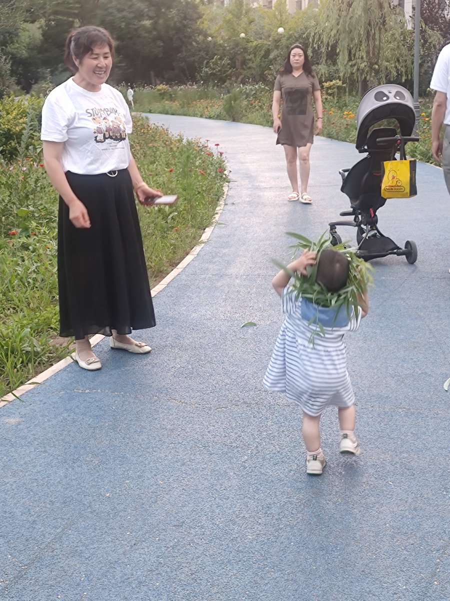 4LzropVPcxDtVqi's tweet photo. Today’s playtime win: teaching my 5-year-old to spot ladybugs in the backyard  Their giggles when we found 3 of them made this moment perfect! https://t.co/0uB2UyoeT4