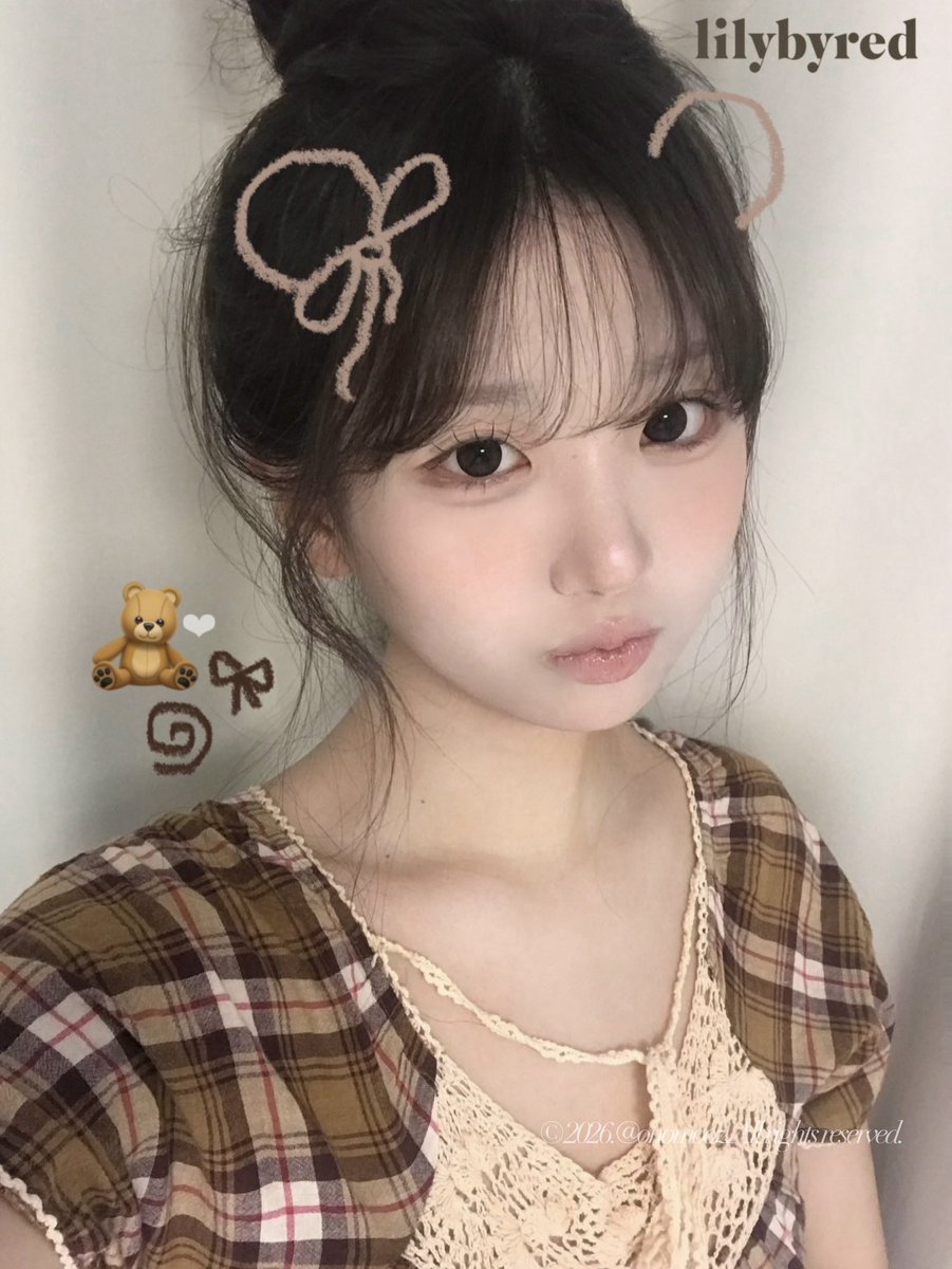 onomooz's tweet photo. [광고] #RT이벤트 @lilybyredkr 🤎

곰인형처럼 포근하게 물드는 여름 누디 치크 •⩊•❤︎
𓊆ྀི 릴리바이레드 러브빔 치크밤 NEW #테디빔🧸𓊇ྀི

RT 해주신 분들 중 5분께 NEW 테디빔을 선물로 드립니다 🎁🧸

속광 블러셔로 이미 청담샵에서 유명한 러브빔 치크밤의 NEW 컬러🤎 저도 이미 많은 색상을 보유한 만큼 베이스 뭉침, 까짐 걱정 없이 올라가는 최애 블러셔라고 자부할 수 있어요! 🥸💭

테디베어의 보드라운 솜털에서 영감 받은
누디 애프리콧 베이지라 
곰인형처럼 포근한 무드는 그대로,
여름 햇살처럼 맑게 물들어 가볍고 생기 있는 여름 누디 메이크업에 찰떡이에요 🌼🧸