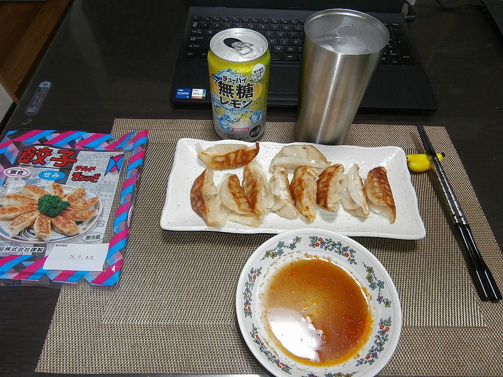 toyokozy's tweet photo. 奥様は義姉と一緒に大阪市内の実家にお出かけ。
珉珉のチルド餃子をホットサンドメーカーで焼いて一人宴会、締めはホットサンドメーカーで焼きうどん。 https://t.co/3RCAqzOjOw