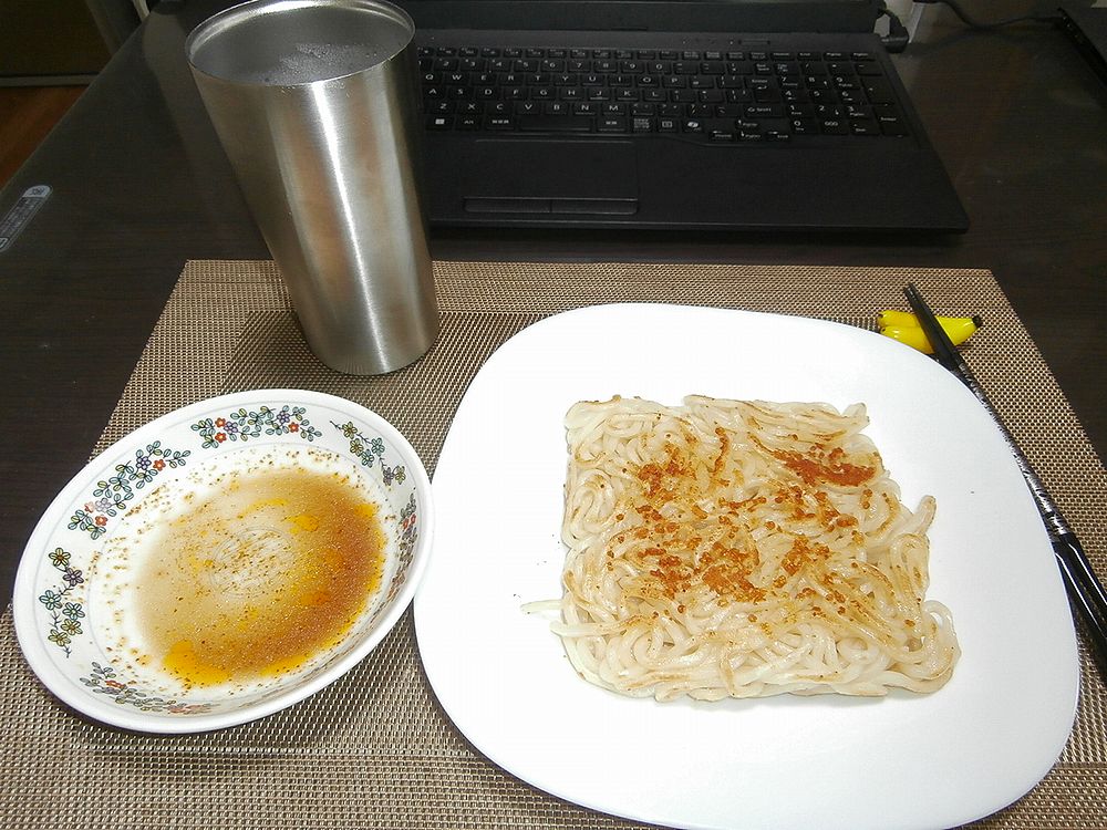 toyokozy's tweet photo. 奥様は義姉と一緒に大阪市内の実家にお出かけ。
珉珉のチルド餃子をホットサンドメーカーで焼いて一人宴会、締めはホットサンドメーカーで焼きうどん。 https://t.co/3RCAqzOjOw