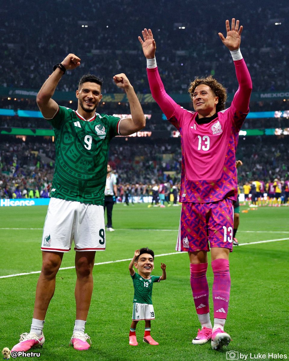 Phetru's tweet photo. Gilberto Mora, 17 years and 259 days old, just became the second youngest starter in World Cup knockout history, only behind Pelé in 1958. 

He ran the game for Mexico today, driving the attack all match, and walked off to a standing ovation. 

Mexico has a gem 💎🇲🇽 https://t.co/5uW2pLXXTT
