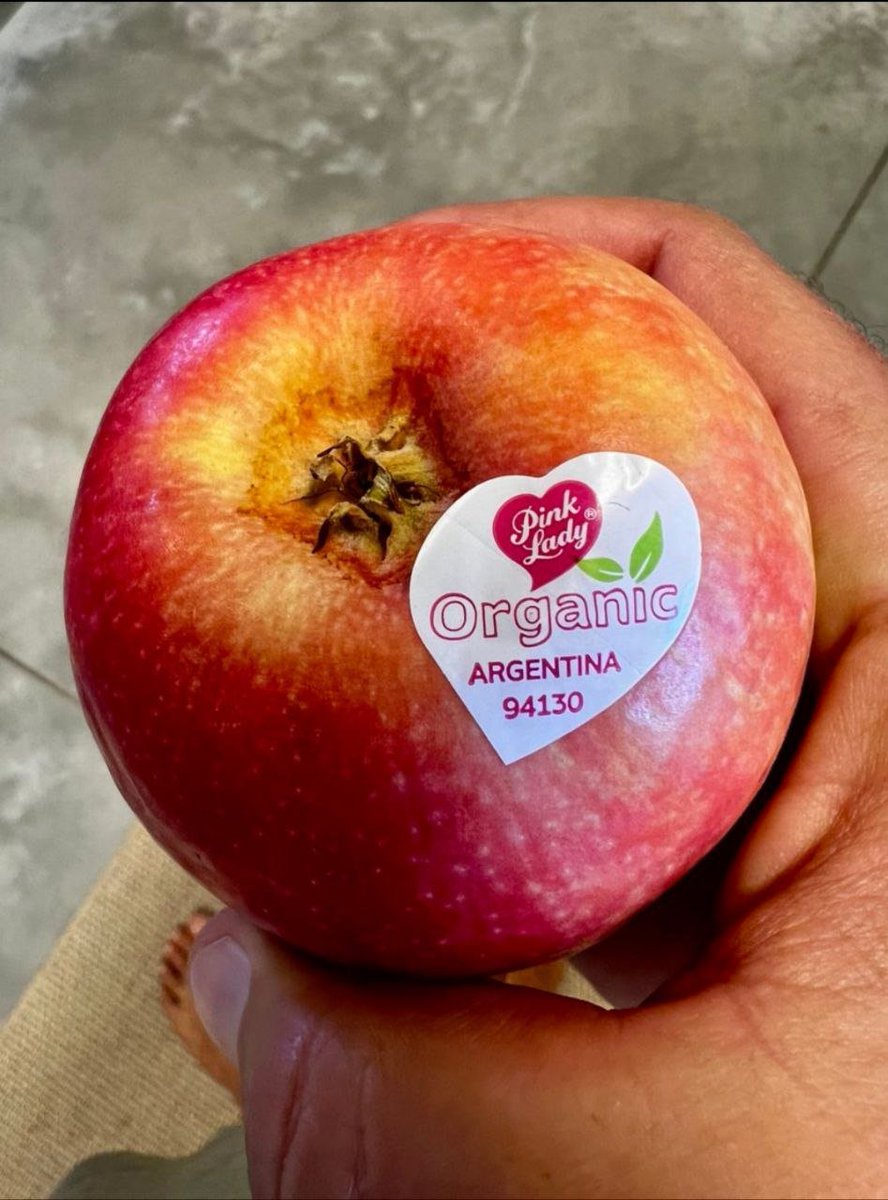 brain_stimulus's tweet photo. 🚨LE SECRET CACHÉ SUR LES AUTOCOLLANTS DE VOS FRUITS❗ 😱

💥Regardez bien cet autocollant.

Sur cette Pink Lady, le code commence par **9**.

Voici ce que cela signifie réellement :

- **9** au début → fruit **biologique** (cultivé sans pesticides de synthèse)
- **8** au début → fruit **OGM** (génétiquement modifié)
- **4** au début → fruit cultivé de façon **conventionnelle** (avec pesticides)

La plupart des gens jettent l’autocollant sans même le regarder. Pourtant, en quelques secondes, vous pouvez savoir exactement ce que vous mettez dans votre assiette.

Sur cette pomme, le code **94130** commence par 9 : elle est donc certifiée **bio**, et elle vient d’Argentine.

Vous allez désormais vérifier les autocollants avant d’acheter ?

Partagez ce post pour que vos proches puissent eux aussi décoder ce que contiennent vraiment leurs fruits.