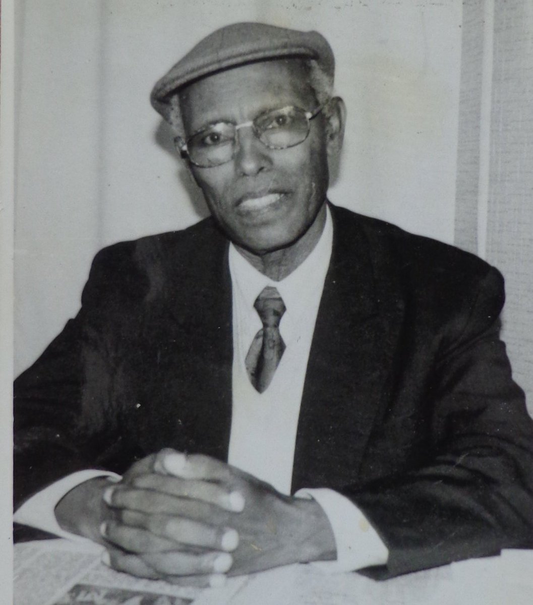 shabait's tweet photo. ዝኽሪ መምህር ኣስረስ ተሰማ
1934-2015
መምህር፡ ሙዚቀኛ፡ ደራሲ፡ ገጣሚ፡ ሓዳሚ፡ ጋዜጠኛ፡ ተጣባቒ ባህልን ቋንቋን. . .
ዓወት ተኽለ

መምህር ኣስረስ ተሰማ፡ ቅድሚ 11 ዓመት እዮም፡ ብሸውዓተ ሓምለ 2015፡ ኣብ መበል 81 ዓመቶም ዓሪፎም። መምህር ኣስረስ ተሰማ፡ ካብቶም ኣብ ሞያ ዘመናዊ ስነጥበብ ሃገርና ድሙቕ ኣሰር ሓዲጎሙልና ዝሓለፉ ኣርካናት ሓደ እዮም። ብዙሓት ከም ዝሰማምዑሉ ንሶም፡ ኩሉ መዳያዊ ስነጥበበኛ’ዮም እውን ነይሮም። ብኸምኡ፡ ዳርጋ ኩሉ ኣብ ስነጥበብ ዝግደስ ኤርትራዊ፡ በዚ ኢሉ በቲ ንመምህር ኣስረስ ይፈልጦም እዩ።

መምህር ኣስረስ ዋላ’ኳ ብህይወት ይፈለዩና’ምበር፡ እቲ ንሃገሮም ገና ካብ ግዜ ንእስነቶም ኣትሒዞም፡ ብግቡእ ትምህርትን ባዕሎም ንነብሶም ብምምሃር ዘማዕበሉዎን ሞያታቶም ተጠቒሞም ዘፍረዩልናን ዝሓደጉልናን ስነጥበባዊ ዕዮታቶም ግና ነባሪ እዩ።

መምህር ኣስረስ፡ ፈለማ ከም ተማሃራይ፡ ድሓር ከኣ ካብ 1954/5 ኣትሒዞም መምህር ብምዃን፡ ኣብ ዝተፈላለየ መድረኻት፡ ብምውሳእ፡ ብምቕባእ፡ ድሒሮም ድማ ብዓቢኡ መሳርሒ ሙዚቃ መሊኾም ኣብ ኣብያተ ትምህርትታት ብምጽዋት፡ እዮም ዝነጥፉ ዝነበሩ። ካብ 1956/7 ንድሓር ግና መምህር ኣስረስ ኣብ ኣስመራ ምስቶም ብጾቶም ብምዃን ማሕበር ምምዕባል ሃገራዊ ልምዲ (ማ.ም.ሃ.ል.) ዝተሰምየት ጉጅለ ብምምስራት ኣኮርድዮኖም ሒዞም፡ ኣብ ዝተፈላለየ መድረኻት ክርኣዩ ጀመሩ።

ቅድሚ’ዚ ግዜ እዚ’ውን ተማሃራይ ኮይኖም፡ ካብ 1953፡ ኣትሒዞም ናብ ጋዜጣታት ጽሑፋቶም ብምልኣኽ፡ ኣብ ሞያ ጽሕፈት ተቐልቀሉ። መምህር ኣስረስ ዝነበሮም ቁጠባዊ ጸገም ዓንቂፉዎም፡ ኣብ 1954 ገና ምስ ልዑል ትምህርቲ ናይ ምቕጻል ባህጎም’ዮም፡ ናብ ሞያ ምምህርና ቀዳማይ ደረጃ ኣትዮም፡ ናብታ ዝተማህሩላ መባእታ ቀዳማይ ደረጃ ቤት ትምህርቲ ቲቦ፡ መንደፈራ (ዓዲ ወግሪ) ተመዲቦም ስራሖም ዝጀመሩ።

ተማሃራይ ኮይኖም ዝጀመሩዎ ናይ ምስኣል ወኒ’ውን ነይሩዎም’ዩ። ብኸምኡ ይመስል’ውን፡ ካብ 1958 ካብ ማእከል መሰልጠኒ መምህራን ተመሪቖም ካብ ዝወጽኡሉ ግዜ ኣትሖዞም፡ ናብቲ ኣብቲ እዋን’ቲ ዝተኣታቶ ዝነበረ፡ ዘመናዊ ኣገባብ ኣመሃህራ ኦውድዮ ቪዥዋል ብምስግጋር፡ ኣብ ክፍሊ ትምህርቲ ኤርትራ ናይቲ ኣሃዱ ሓላፊ ብምዃን፡ ምስ ብጾቶም ብዓል ግራዝማች ኣለማዮሁ ካሕሳይን ካልኦትን ናብ መላእ ሃገር፡ እናተንቀሳቐሱ ንተማሃሮ ናይቲ ግዜ’ቲ ዘይርሳዕ ዝኽሪ ዝገደፈ፡ ትምህርታውን ኣዛናዪን ፊልምታት የርእዩ ነበሩ።

መምህር ኣስረስ ተሰማ፡ ማ.ም.ሃ.ል. ምስ ደኸመት’ውን ጎኒ ጎኒ ምምህርናዊ ሞያኦም፡ ኣብ 1961 ምስ ብጾቶም ብምዃን፡ ኣብ ክፍሊ ትምህርቲ፡ “ሙዚቃ ተማሃራይ” ዝብል ዓመታዊ መደብ ሰሪዖም ይነጥፉ ነበሩ። ኣብቲ ዓመት’ቲ ከኣ እዮም፡ ምስ ብጾቶም መምህር ግራዝማች ኣለማየሁ ካሕሳይ፡ ስነጥበበኛ ተወልደ ረዳን ስነጥበበኛ ትኳቦ ወልደማርያምን ብምዃን፡ እቲ ካልእ ቀንዲ ኣብ ታሪኾምን ታሪኽ ሃገር ብዓቢኡን ተዘካሪ ዝኾነ ማሕበር ትያትር ኣስመራ (ማ.ት.ኣ.) ናብ ምምስራት ዝኣተዉ።

ከምቲ ዝፍለጥ ኣብ 1961 ንሳቶም ዘበገሱዎን ብጾቶም ኣኸቲሎም ኣብ ማእከል ኣስመራ ማሕበር ሙዚቃን ተዋስኦን ከበግሱ እንከለዉ፡ ኣብ ተመሳሳሊ ግዜ ከኣ፡ ፖለቲካዊ ኩነታት ሃገር ብሰንኪ ገዛኢ ሓይሊ ሃጸይ ሃይለስላሰ ናብ ዝኸፍአ ደረጃኡ በጺሑ ብምንባሩ፡ ህዝቢ ኤርትራ ንኡ ንምምካትን ሕቶኡ ብቓልሲ ንምምላስን ብረታዊ ቃልሲ ዝጀመረ። እቲ ምግጥጣም እቲ ከኣ፡ ተራ ምግጥጣም’ዩ ነይሩ ኢልካ ክሕለፍ ኣይክእልን። ተራ ምግጥጣም ዘይምንባሩ፡ ካልእ ምስክር ከይደለየ፡ ኣብቲ ዝቐጸለ ዓሰርተ ዓመትን ብድሕሪኡን ኤርትራዊ ከካብ ዝነበሮ ብደርፍታትን ተዋስኦታትን ማ.ት.ኣ እናተጎሳጐሰን ብዝነበረ ኩነታት እናተደፍአን፡ ሃገራውነቱ ከበርኽን ንቓልሲ ክነቅልን ተራእዩ’ዩ።

እዚ ኣብ ዝኽርን ልቦናን ኣሽሓት ኤርትራውያን ክሳብ ሎሚ “እቲ ገዛና ዓቢ ህድሞ!’ን ካልኦት መሰልታ ዝኾና ፍርያት ማ.ት.ኣ. ዝኾና ደርፍታትን እናኽትሰምዕ ዝቕስቀስ ዝኽሪ ምስክሩ እዩ። ኣብ ታሪኽ ምቛምን ምቕጻልን ማሕበራት ሙዚቃ ሃገርና፡ መዳርግቲ ዘይብላ ማትኣ፡ እታ እንኮ ንልዕሊ ዓሰርተ ዓመት ብብቕዓት ዕዮታታ ዘሰላሰለትን ኣዝያ ጸላዊትን ቅብልትን ዝኾነትሉ ምኽንያት ከኣ፡ ብኣውራኡ ከምቲ ብዙሓት ዝሰማምዕሉ ብቕዓት ምሕደራን ኣብነታዊ ኮይንካ ምስራሕን መምህር ኣስረስን ብጾቶምን ዝደረኾ ምንባሩ ምምስካር ኣገዳሲን ኣድላዪን እዩ።

መምህር ኣስረስ፡ ኣብቲ ግዜ’ቲ ከምኡ ኢሎም ኣብ ናይ “ኦውድዮ ቪዥዋል” ዕዮታት እናነጠፉ፡ ኣብ ማ.ት.ኣ ተጸሚዶም እናሰርሑ ከለዉ፡ ኣብ ሞያ ምድራስን ምሕታምን መጽሓፍቲ’ውን ኣድሂቦም ይሰርሑ ምንባሮም፡ ከም ሰብ ማዕረ ክንደይ ብዲስፕሊን ንግዜ ብግቡእ ብምጥቃምን ዝኸዱ ዘመናዊ ሰብ ምንባሮም ዘርኢ እዩ። ከም ውጽኢቱ፡ መምህር ኣስረስ ካብ 1964 ክሳብ 1970 ኣብ ዝነበረ ዓመታት፡ ሓሙሽተ መጽሓፍቲ ብምድራስ ናብ ማሕተም ኣብቅዑ። እዚኣተን፡ “መነጸር፣ ልብን ሳዕርን እናሓደረ ይበቁል”፣ “መጋረጃ፣ ናይ ደም ጽሑፍ”፣ “መጋረጃ፣ ዝተሓዝለ ሰብኣይ”፣ “ክልተ መፋትሕ”ን “ንስኽን መሬትን” ዝብላ እየን። ጎኒ ጎኑ፡ መምህር ኣስረስ ኣብ 1966 ምስ ብጾቶም እኒ ብዓል ኣቶ ግደ ገብረን ኣዲ ገብረን፣ ኣርኣያ በላይ፣ ኣብርሃ ገብረህይወት፡ ምስግና ተኸስተ፡ እምሃጽዮን ተኸስተ፡ ኣማኑኤልን ጸጋይን ዝተባህሉ ብጾቶም ብምዃን፡ ኣብቲ ቋንቋ ትግርኛ ካብ ስርዓተ ትምህርቲ ኤርትራ ክውገድ ዝተፈርደሉ ግዜ፡ “መጽሔት ኣስመራ” ዝሰመዩዋ ጽሕፍቲ ኣዳልዮም ክዝርግሑ ጀሚሮም። እታ መጽሔት ብብቕዓታን ተቐባልነታን እትንኣድ ምንባራ ከኣ ናይቲ ግዜ ሰባት ይምስክሩላ።

መምህር ኣስረስን ማ.ት.ኣ.ን ኣብቲ ክሳብ መፋርቕ 1960ታትን ዝነበረ ግዜ ኣብ ኤርትራ ብመድረኻዊ ዕዮታቶም ብዙሕ ተቐባልነት ኣጥርዮምን የንጸላሉ ንዝነበረ ባህላዊ ጽልዋ በዲሆምን። ካብኡ ሓሊፎም’ውን ኣብ 1966/7፡ ናብ ማእከል ኢትዮጵያ ብምጓዓዝ፡ ኣብ ኣዲስ ኣበባ፡ ምስ ኤርትራውያን ተማሃሮ ዩኒቨርሲቲ ብምትሕብባር፡ ሓደ ኣብ ታሪኽ ፈጺሙ ዘይርሳዕ ፍጻመ ኣመዝገቡ። እቲ ኣብ “ብሄራዊ ትያትር” ዝቐረበ ምርኢታት ማ.ት.ኣ፡ ንመላእ ኣዲስ ኣበባ ኣንቀሳቒሱ፡ ንኤርትራውያን ጥራይ ዘይኮነ ዋላ’ውን ነቶም ቋንቋታት ኤርትራ ዘይሰምዑ ኢትዮጵያውያን ናብቲ ኣደራሻት ከም ዝውሕዙን ነቲ ምርኢታት ብሃንቀውታ ከም ዝዕዘብዎን ዝገበረ ምንባሩ ኣብ ታሪኽ ይዝንቶ። ብፍላይ ደርፍታት ከም ብዓል “እቲ ገዛና ዓቢ ህድሞ” ተዓብዒቡ ንዝነበረ ኤርትራዊ ስምዒት ከም ዝፍንጀር ብምግባር፡ ነቲ ኣደራሽን ካብቲ ኣደራሽን ልዑል ስምዒት ፈጠራ። ካብኡ ብምብጋስ ከኣ ሰበስልጣን ናይቲ ስርዓት፡ ንስርሓት ማ.ት.ኣ. ዳግማይ ናብ ሰንሱር ኣትዩ ከም ዝፍተሽ ክሳብ ምግባር በጽሑ። ንሱ ጥራይ ዘይኮነ ብድሕሪኡ፡ ብፍላይ ኣብ ሰዓታት ለይቲ፡ ኣደራሻት ሙዚቃ ናይታ ከተማ ብኤርትራዊ ደርፍታት ተዓብሊሉ ብምንባሩ፡ “ኣዲስ ኣበባ ብቐትሪ ኣምሓርኛ - ብለይቲ ትግርኛ” ዝዓብለላ ከተማ ኮይና፡ ነበረት። መምህር ኣስረስ ብፍላይ ኣብ ፍርያት ደርፊ ትበርህ ተስፋሁነይ ልዑል ጽልዋ ዝነበሮም ስነጥበበኛ እዮም። ብእኣ ኣቢሎም ከኣ፡ ነቲ ኣብቲ እዋን’ቲ ክብሉዎ ዝደልዩ ዝነበሩ ኩሉ ይብሉዎ ነይሮም።

ደራሲ ሕደማ እቲ ገዛና ዓቢ ህድሞ ዝኾኑ መምህር ኣስረስ ተሰማ፡ ኣብ ማ.ት.ኣ. ሙዚቃ ብምጽዋት፡ ዜማን ግጥምን ብምድራስ፡ ዋና ጸሓፊ ብምዃንን እዮም ንኣስታት 10 ዓመት ሰሪሖም። ነቲ ናይቲ ዓመታት’ቲ ኣበርክቶኦም ብቐረባ ዝፈልጡ ሰባት ከኣ፡ ንመምህር ኣስረስ “ዓንዲ ሕቖ ማትኣ እዮም ነይሮም!” ብምባል ይምስክሩሎም።

መምህር ኣስረስ ተሰማ፡ ኣብቲ እዋን’ቲ ብተወሳኺ እቲ ናብ ጋዜጣታት ምጽሓፍ’ውን ብምቕጻል፡ ብፍላይ ነቲ ኣብቲ እዋን’ቲ ዝተኣታቶ ዝነበረ ጽልዋ ቋንቋ ኣምሓርኛ ዝፈጠሮ ምትሕንፋጽ ቋንቋን ምብልሻውን ብትሪ ብምቅዋም ብቐጻሊ ንምቕራሙ ጽሑፋቶም ኣብ ጋዜጣ የውጽኡ ምንባሮም፡ ሰነዳት ይምስክሩ። ንሶም ኣብ ባህልን ቋንቋን መንነትን ዝያዳ ዝግደሱን ንኡ ንምዕቃብን ምምዕባልን ከኣ ብዓቕሞም ዝተግሁ ምሁር እዮም ነይሮም። ንሶም ኣብቲ ኩሉ ብሙዚቃን ብጽሑፍን ዝቃለሱሉ ዝነበሩ ግዜ፡ ብቐጻሊ ናይ ገዛኢ መንግስቲ ምክትታልን ዕንቅፋታትን የጋጥሞም ምንባሩ ከኣ፡ ናይቲ ዘካይዱዎ ዝነበሩ ቃልሲ ነጸብራቕ እዩ። ንኣብነት ሳልሳይ ክፋል መጽሓፍ መጋረጃ ከሕትሙ እናደለዩ፡ ብሰንኪ ናይ ሰንሱር እገዳ እታ መጽሓፍ ኣብ እዋና ከይተሓትመት ምትራፋ እዩ ዝፍለጥ።

መምህር ኣስረስ፡ ኣብ 1972 ናብ ኣዲስ ኣበባ ምስ ከዱ’ውን እንተኾነ፡ ነቲ ኣብ ሃገሮም ከለዉ ዝገብሩዎ ዝነበሩ ንጥፈታት ዋላ’ኳ መቺኡዎም ብስሩዕ ኣይቐጽሉዎ እምበር፡ ብዓቕሞም ኩሉ ዝክኣሎም ይገብሩ ምንባሮም እዩ ታሪኾም ዝገልጽ። ኣብ ግዜ ደርግ’ውን እንተኾነ፡ ቋንቋ ትግርኛ ከይዓብርን ከይቆርርን ብዓቕሞም ኩሉ ዝከኣሎም ኣብ ምግባር ተጸሚዶም ይሰርሑ ነይሮም እዮም። ከም ውጽኢቱ ናጽነት ሃገር ምስ ተጋህደ፡ ብኡ ንብኡ ነቲ ተዓጊቱ ዝነበረ ስምዒቶምን ባህጎምን ብምብርባር፡ ካብ 1991 ኣትሒዞም ክሳብ 2010 ኣብ ዝነበረ ግዜ፡ “ኣስመራ፣ ትርግታ ናፍቖት”፣ “ደሃይ ባህሊ”፡ “ሓዊ እግሩ”፡ “ሞሳዝጊ”፡ “ጠዓሞት”፡ “እሂን ምሂን”፡ እታ ኣብ ሰንሱር ተሪፋ ዝነበረት ሳልሰይቲ ክፋል መጋረጃ ዘላታ እኩብን፡ ካልእ “ማህደር ተማሃራይ” ዘርእስታ ኣብ ትግራይ ዝተሓትመትን፡ ብጠቕላላ 13 መጽሓፍቲ ኣሕቲሞም። እታ ንተመኩሮኦምን ተመኩሮ ብጾቶምን ዝሓዘት መጽሓፍ “ጠዓሞት” ከኣ ብፍሉይ ክትጥቀስ ይግባእ። ከምኡ’ውን ካልእ ኣዝዩ ብዙሕ ዝቑጽሩ፡ ኣብ ጋዜጣታትን መጽሔታትን ሬድዮን ዝተኣንገደ ዓንቀጻት ኣፍርዮም።

እቲ ዝገርም፡ ሓደ ካብ ኣንበብቶም ዝኾነ፡ ኣብ ወጻኢ ሃገር ዝነብር ኤርትራዊ ኣብ 2013፡ ንመጽሓፍ “ንስኻን መሬትን” በቲ ንኡ ኣብ 1960ታት ዝፈጠረትሉ እወታዊ ጽልዋ ተደሪኹ፡ ኣብዚ እዋን’ዚ እውን መንእሰያት ከንብቡዋ ይግባእ ብዝብል ድርኺት፡ ብናቱ ተበግሶ ዳግማይ ከም እትሕተም ገይሩዋስ፡ ኣብቲ ኣብ ኣደራሽ ሃኮሰኤ ዝተገብረ ናይ ምልላይ መጽሓፍ መድረኽ ተረኺበ ነይረ።

መምህር ኣስረስን ብጾቶምን ኣብ ስነጥበብ ሃገርና ዝገበሩዎ ኣበርክቶ እምበኣር፡ ብግቡእ ተጸኒዑ ክስነድን ብዝተፈላለየ መልክዑ ክቃላሕን ኣዝዩ ኣድላዪ እዩ። በዚ ዕላማ’ዚ፡ ኣብዚ ቅንያት ታሪኽ ህይወት መምህር ኣስረስ ዝሓዘት መጽሓፍ ተሓቲማ፡ ጽባሕ ሓሙስ፡ ኣብ ሲነማ ሮማ ትምረቕ ምህላዋ ፈሊጠ። እቲ ተበግሶ ዝንኣድ ብምዃኑ፡ ነቲ ተበግሶ ንዝወሰዱን ንደራሲን ምስጋናይ ክገልጸሎም እደሊ። ናይ ካልኦት ኣብ ምዕባለ ስነ-ጽሑፍን ስነጥበብን ሃገራት ልሉይ ኣበርክቶ ዝገበሩ ዜጋታት ኣበርክቶ እውን ብኸምኡ ኣገባብ መጽናዕቲ ተኻዪዱሉ ክስነድን ብመጻእቲ ወለዶታት እናተነበበ ኣብነት ክኸውንን ዘለኒ ባህጊ፡ በዚ ኣጋጣሚ’ዚ እላቦ።
