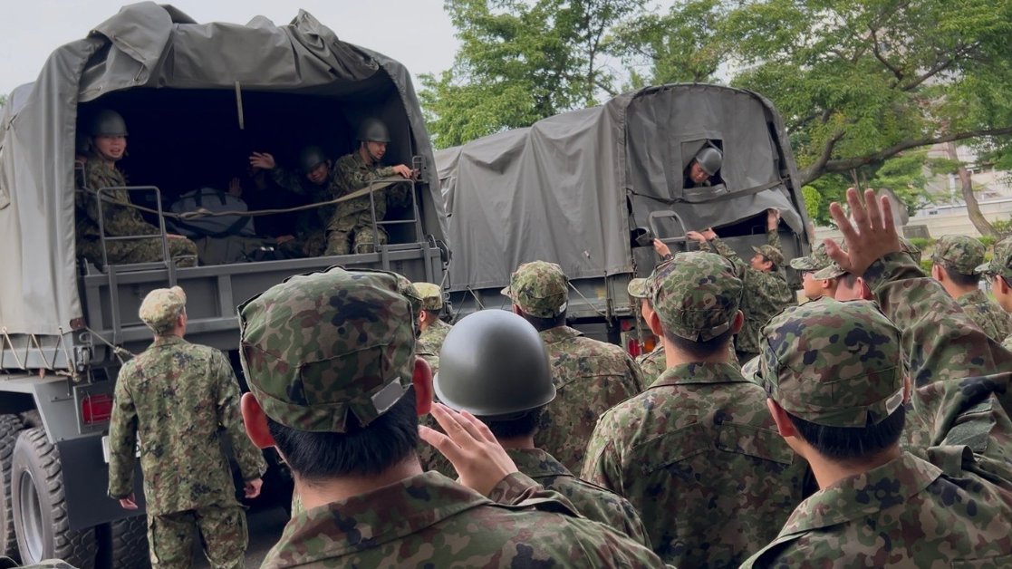 JGSDF_matsumoto's tweet photo. 「勇躍新程-新たな任地へ-」
3カ月をともに過ごした同期に別れを告げ、#自衛官候補生 たちは、それぞれの部隊へと旅立ちました。
新天地での活躍を心から願っています。
いってらっしゃい！

#松本駐屯地 #新隊員教育隊 #旅立ち #いってらっしゃい https://t.co/5NwD1n3aVs