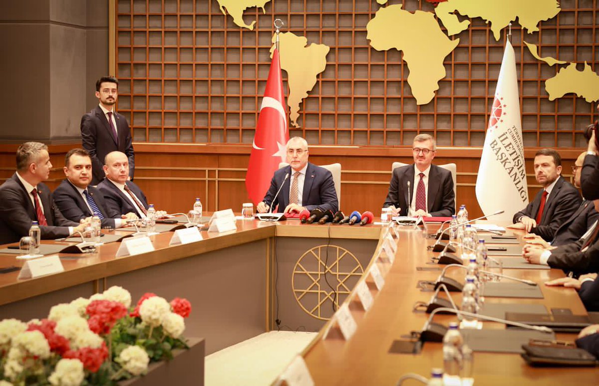 TurkiyeIsKurumu's tweet photo. Kurumumuz ile Basın İlan Kurumu (BİK) arasında, basın ve medya sektöründe çalışan veya bu alanda kariyer hedefleyen iş arayanlara yönelik aktif işgücü hizmetlerinin ortak yürütülmesini amaçlayan iş birliği protokolü imzalandı.

Çalışma ve Sosyal Güvenlik Bakanımız Prof. Dr. Vedat Işıkhan ile Cumhurbaşkanlığı İletişim Başkanı Prof. Dr. Burhanettin Duran tarafından imzalanan protokol törenine Genel Müdürümüz Samet Güneş ile BİK Genel Müdürü Abdulkadir Çay da katıldı.