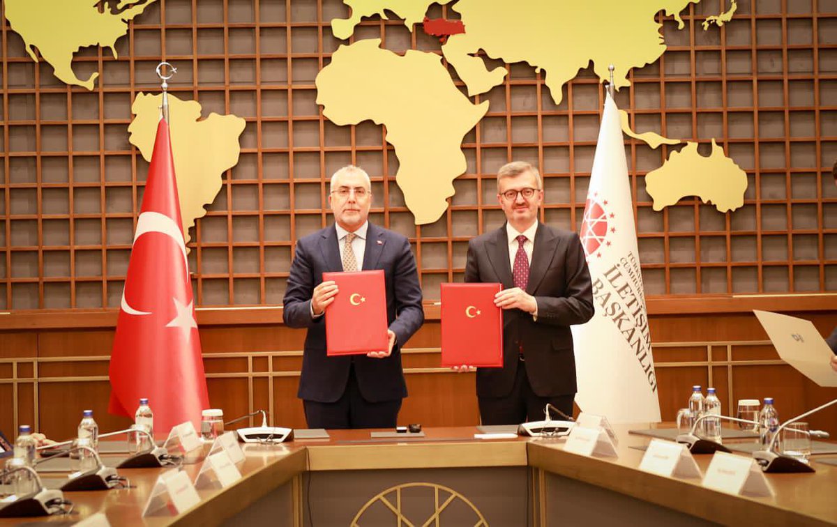 TurkiyeIsKurumu's tweet photo. Kurumumuz ile Basın İlan Kurumu (BİK) arasında, basın ve medya sektöründe çalışan veya bu alanda kariyer hedefleyen iş arayanlara yönelik aktif işgücü hizmetlerinin ortak yürütülmesini amaçlayan iş birliği protokolü imzalandı.

Çalışma ve Sosyal Güvenlik Bakanımız Prof. Dr. Vedat Işıkhan ile Cumhurbaşkanlığı İletişim Başkanı Prof. Dr. Burhanettin Duran tarafından imzalanan protokol törenine Genel Müdürümüz Samet Güneş ile BİK Genel Müdürü Abdulkadir Çay da katıldı.