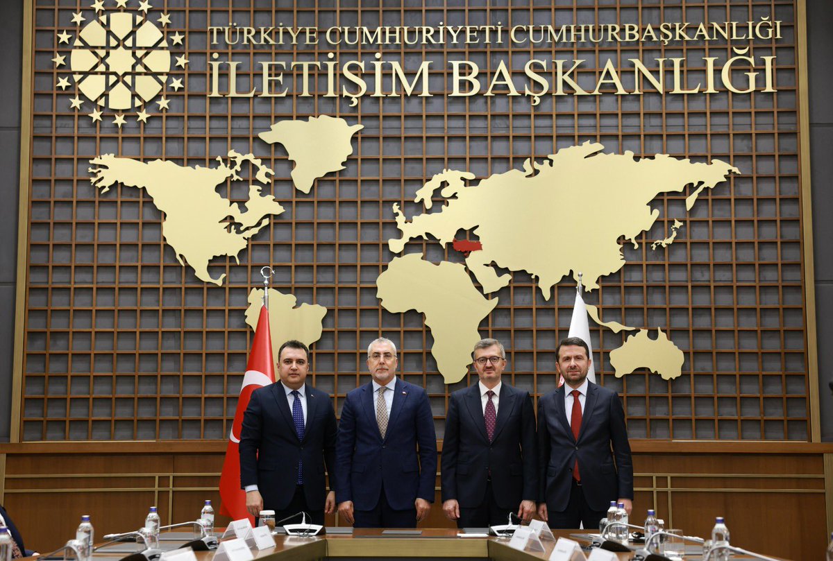 TurkiyeIsKurumu's tweet photo. Kurumumuz ile Basın İlan Kurumu (BİK) arasında, basın ve medya sektöründe çalışan veya bu alanda kariyer hedefleyen iş arayanlara yönelik aktif işgücü hizmetlerinin ortak yürütülmesini amaçlayan iş birliği protokolü imzalandı.

Çalışma ve Sosyal Güvenlik Bakanımız Prof. Dr. Vedat Işıkhan ile Cumhurbaşkanlığı İletişim Başkanı Prof. Dr. Burhanettin Duran tarafından imzalanan protokol törenine Genel Müdürümüz Samet Güneş ile BİK Genel Müdürü Abdulkadir Çay da katıldı.