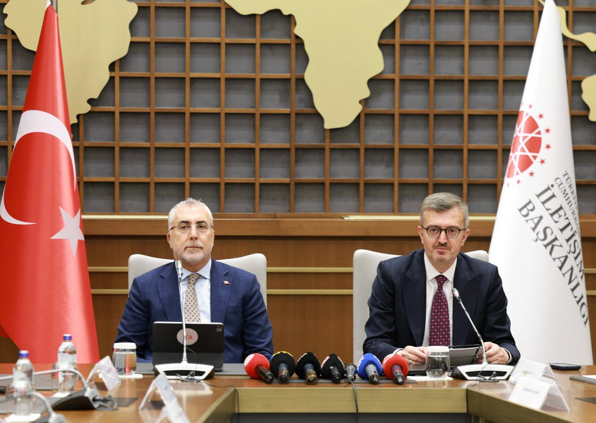TurkiyeIsKurumu's tweet photo. Kurumumuz ile Basın İlan Kurumu (BİK) arasında, basın ve medya sektöründe çalışan veya bu alanda kariyer hedefleyen iş arayanlara yönelik aktif işgücü hizmetlerinin ortak yürütülmesini amaçlayan iş birliği protokolü imzalandı.

Çalışma ve Sosyal Güvenlik Bakanımız Prof. Dr. Vedat Işıkhan ile Cumhurbaşkanlığı İletişim Başkanı Prof. Dr. Burhanettin Duran tarafından imzalanan protokol törenine Genel Müdürümüz Samet Güneş ile BİK Genel Müdürü Abdulkadir Çay da katıldı.