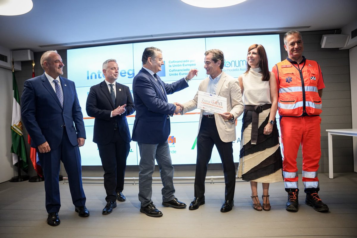 antoniosanz's tweet photo. 🫀Reconocemos el compromiso de 120 farmacias de Sevilla, Huelva, Cádiz y Córdoba como nuevas Zonas Cardioaseguradas.

Gracias al trabajo del @061emergenciand y al proyecto europeo #Numaplus, seguimos ampliando una red que salva vidas, acercando la desfibrilación y la formación en RCP a la ciudadanía.

👥 Una iniciativa que beneficiará a más de 150.000 usuarios.

#AndalucíaTeCuida