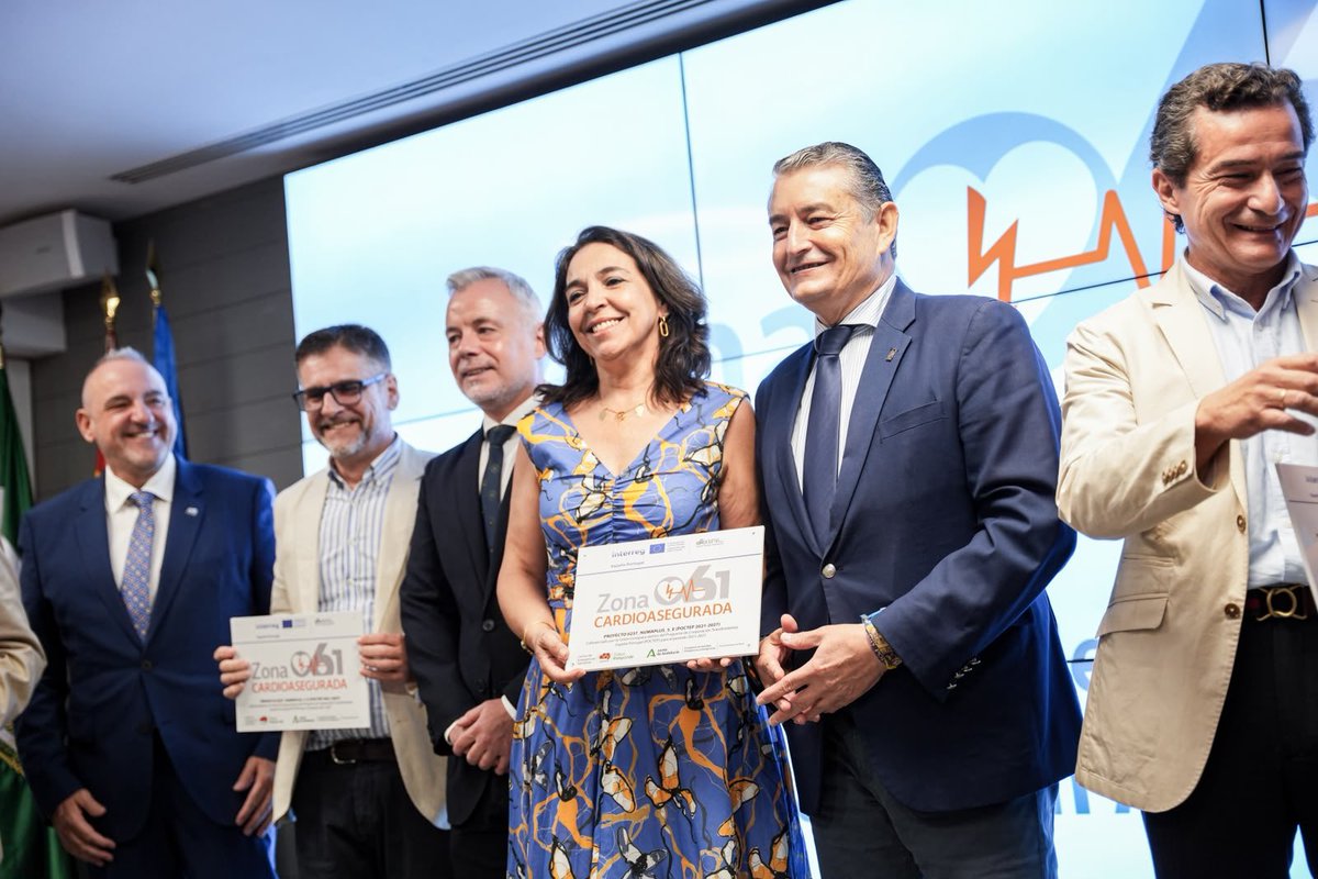 antoniosanz's tweet photo. 🫀Reconocemos el compromiso de 120 farmacias de Sevilla, Huelva, Cádiz y Córdoba como nuevas Zonas Cardioaseguradas.

Gracias al trabajo del @061emergenciand y al proyecto europeo #Numaplus, seguimos ampliando una red que salva vidas, acercando la desfibrilación y la formación en RCP a la ciudadanía.

👥 Una iniciativa que beneficiará a más de 150.000 usuarios.

#AndalucíaTeCuida