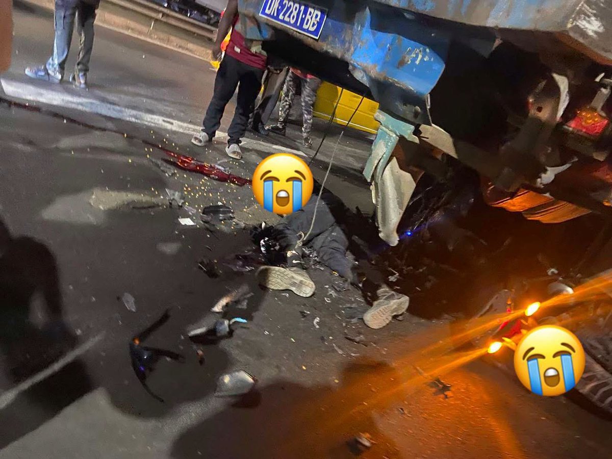 finalapatriote's tweet photo. un camion plateau en panne garer juste vers école Mariama Niass sans triangle de signalisation a causer la mort de ce jeune motard qui a eu un choc fatale avec le camion garé en plus 1h et plus sans secours ni Police. 
Qu’Alkah lui fasse miséricorde 🙏🙏 https://t.co/zAutRNBkWb