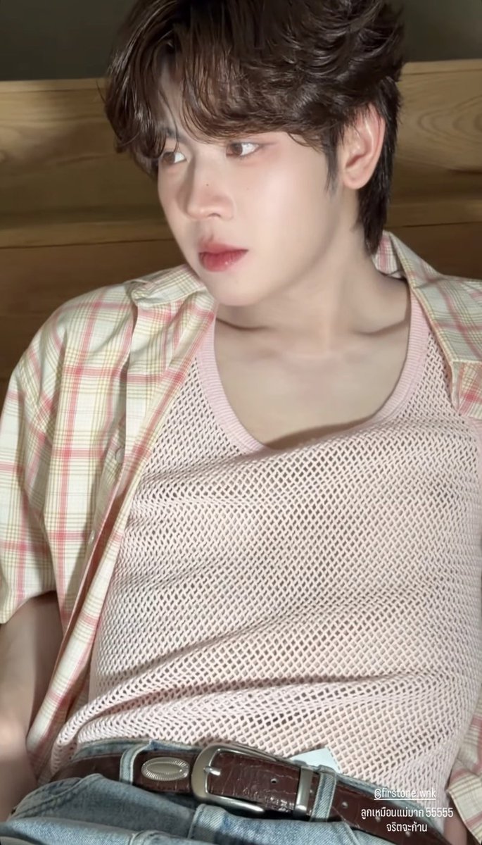 IMKim_G's tweet photo. %สูงมากที่ตาข่ายน่าจะโดนรวบกลางทาง เพราะเสื้อเชิ้ตยังอยู่แต่กระดุมแทบมิดคอ+เสื้อคลุมมาอีก1 ชายหนุ่มที่สนิทกับสไตล์ลิสต์ดีลลับอีกแล้วมั้ยนะ

#MagicleanxTleFirstone
#TleFirstone #เติ้ลเฟิร์สวัน https://t.co/K2bPSCwbTw