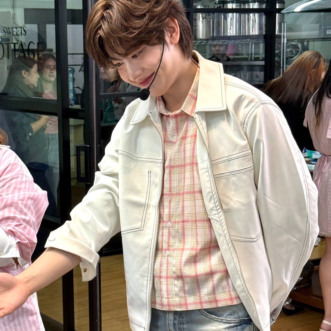 IMKim_G's tweet photo. %สูงมากที่ตาข่ายน่าจะโดนรวบกลางทาง เพราะเสื้อเชิ้ตยังอยู่แต่กระดุมแทบมิดคอ+เสื้อคลุมมาอีก1 ชายหนุ่มที่สนิทกับสไตล์ลิสต์ดีลลับอีกแล้วมั้ยนะ

#MagicleanxTleFirstone
#TleFirstone #เติ้ลเฟิร์สวัน https://t.co/K2bPSCwbTw
