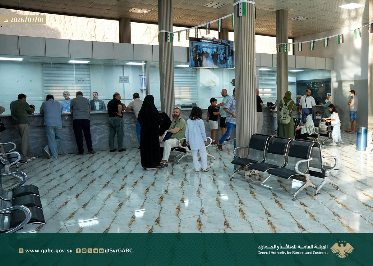 mazen_alloush's tweet photo. استمرار تدفق قوافل المعتمرين الأتراك ترانزيت عبر الأراضي السورية

تواصل قوافل معتمري الجمهورية التركية عبورها الأراضي السورية ترانزيت في طريقها إلى المملكة العربية السعودية لأداء مناسك العمرة، وسط تسهيلات وإجراءات تنسيقية تنفذها الهيئة العامة للمنافذ والجمارك لضمان انسيابية الحركة عبر المنافذ الحدودية.

واستقبل منفذ باب الهوى، اليوم الأربعاء، قافلة ضمت 426 معتمراً على متن 100 مركبة، حيث استكملت كوادر المنفذ إجراءات العبور بما مكّن القافلة من مواصلة رحلتها بسلاسة نحو الأراضي السعودية.

ومنذ تحرير سوريا، أصبح منفذ باب الهوى أحد المسارات الرئيسة لعبور قوافل المعتمرين الأتراك، في ظل ما يوفره من خدمات وتسهيلات تسهم في سرعة إنجاز الإجراءات وسلامة العبور.

وخلال النصف الأول من عام 2026، سجل المنفذ عبور أكثر من 393 ألف مسافر، بينهم 233 ألف قادم إلى الجمهورية العربية السورية و160 ألف مغادر، كما استقبل نحو 50 ألف مواطن عادوا إلى أرض الوطن ضمن برنامج العودة الطوعية.

وتواصل الهيئة العامة للمنافذ والجمارك تطوير خدماتها في المنافذ الحدودية عبر تبسيط الإجراءات، ورفع جاهزية الكوادر، بما يعزز انسيابية حركة المسافرين ويدعم النشاط الاقتصادي والتجاري.

#الجمهورية_العربية_السورية
#الهيئة_العامة_للمنافذ_والجمارك