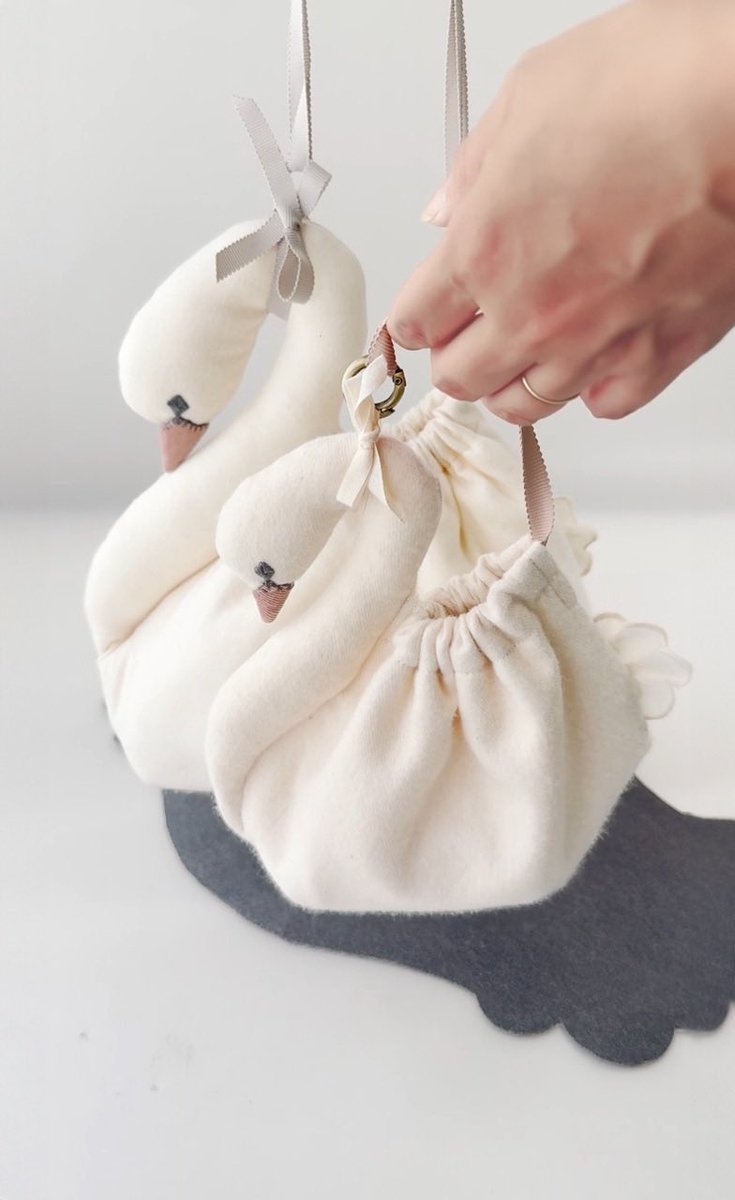 KubomiShop's tweet photo. ブースNo.【 西2 B-41 】
 ＼ HandMade In Japan Fes’ 2026 ／
7／11 sat ┈ 12 sun 11:00-19:00
東京ビッグサイト 西ホール
＠handmadeinjapanfes
 〖 お持ちする商品 〗 
✤オーガニックベビーグッズ 
✤スワンポーチ各種 
✤ねこ型ポーチ各種
ぜひお立ち寄りください🦢

 #handmadeinjapanfes https://t.co/xAXuClEJyf