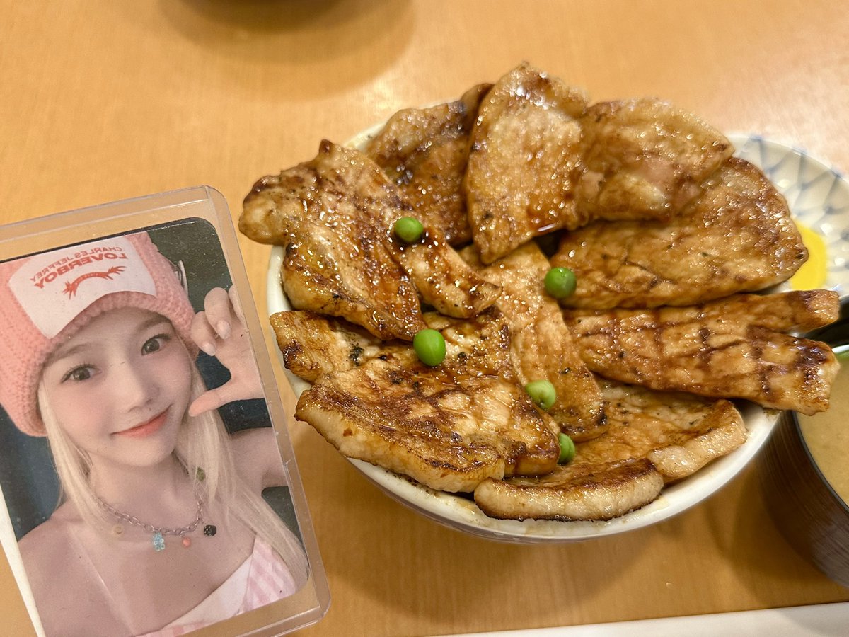 CandyHyoro's tweet photo. ひょじょんちゃん、ぱんちょうの ぶたどんだよ🐷　とってもおいしいよ😍

쩡이야 홋카이도 오비히로에 있는 유명한 가게의 돼지고기 덮밥이에요🐷
정말 너무 맛있어요🥰

#쩡이야여기바바 #홋카이도맛집 #오비히로맛집 #帯広 #ぱんちょう #豚丼 https://t.co/4FEJ82GCPn