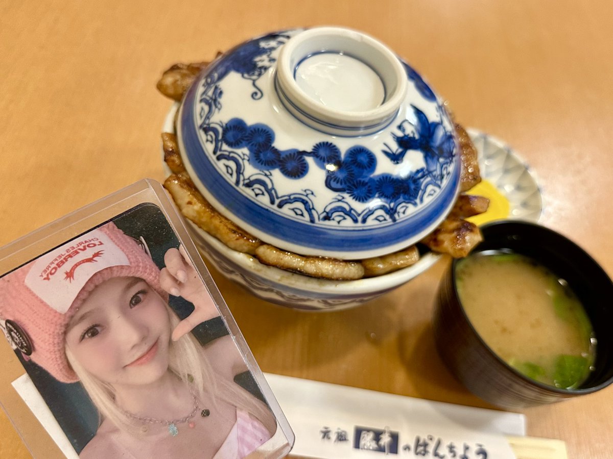 CandyHyoro's tweet photo. ひょじょんちゃん、ぱんちょうの ぶたどんだよ🐷　とってもおいしいよ😍

쩡이야 홋카이도 오비히로에 있는 유명한 가게의 돼지고기 덮밥이에요🐷
정말 너무 맛있어요🥰

#쩡이야여기바바 #홋카이도맛집 #오비히로맛집 #帯広 #ぱんちょう #豚丼 https://t.co/4FEJ82GCPn