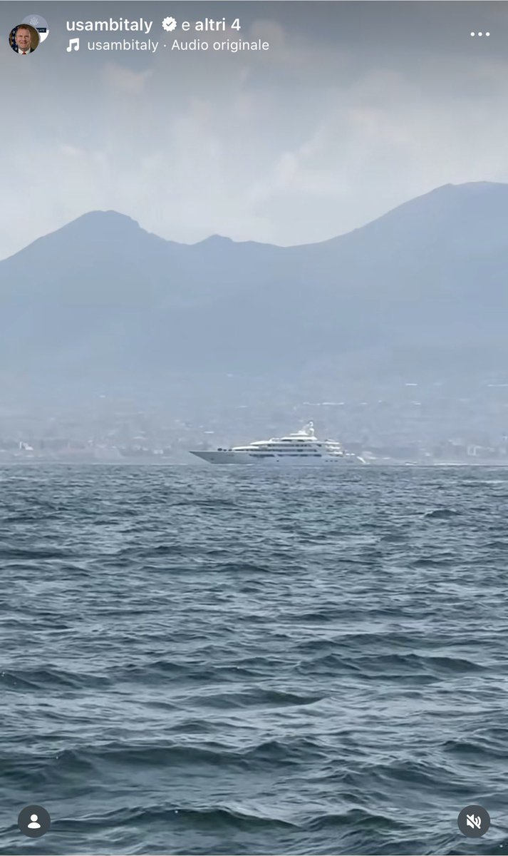 _Nico_Piro_'s tweet photo. L’ambasciatore Usa in Italia sta bordeggiando la penisola in un giro d’Italia via mare. È sempre ammirevole quando un pubblico ufficiale usa le proprie risorse ma vederlo arrivare a bordo del suo gigayacht da 384 piedi, 2 eliporti e 2 piscine sa un po’ di colonia
Una buona idea? https://t.co/Zo9OCMKF0H