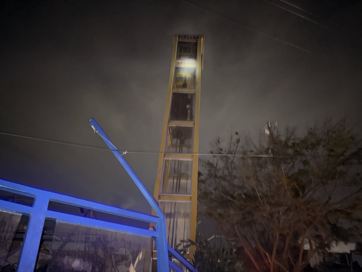 Mariananduque's tweet photo. Este es el ascensor de uno de los edificios que colapsó en La Guaira por el doblete sísmico del 24 de junio. Fue lo único que quedó en pie. 

Ir al estado más afectado por los movimientos telúricos es encontrarse con el mayor dolor de Venezuela. #1jul https://t.co/PCKYzQdVjE