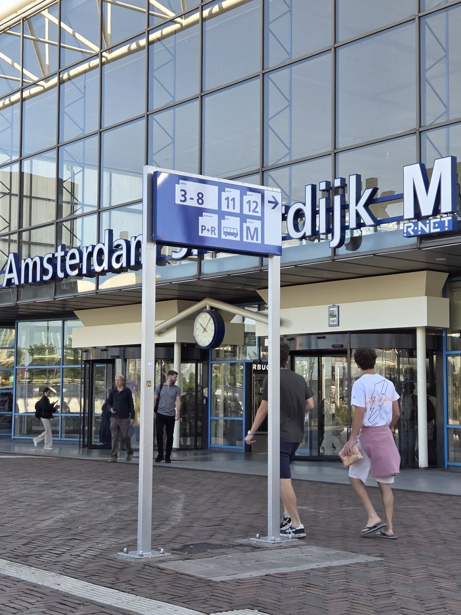 ceeistheename's tweet photo. @btsdanisharmy @BTS_twt Venter I Amsterdam på bussen til Bruxelles ✌🏻 https://t.co/klGJCrOdq0