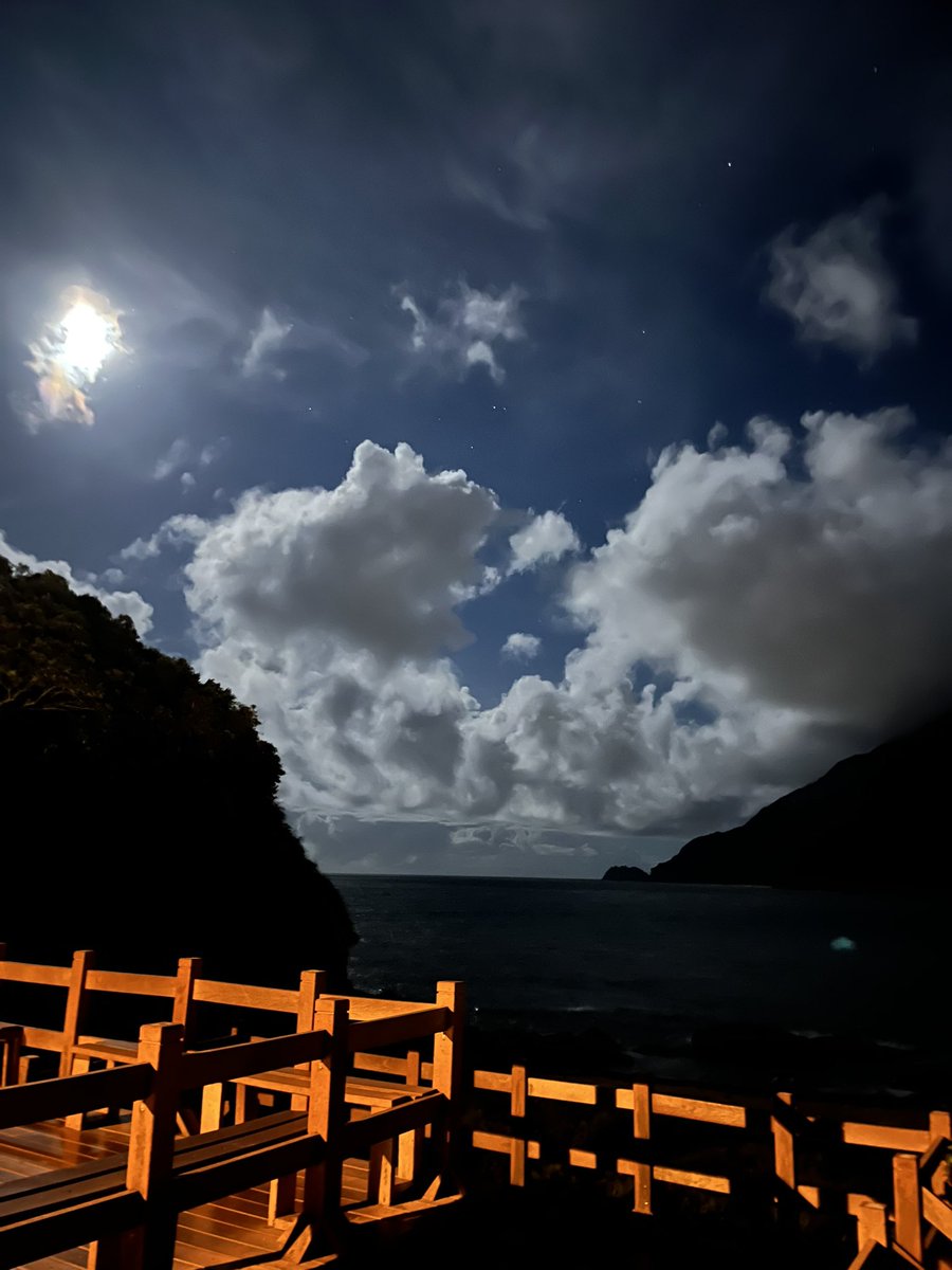 linweix17320697's tweet photo. 記憶裡南方澳的家，永遠亮著一盞燈，和一個外公等待的背影，如今空得讓人想哭。我知道你沒有離開，你只是換了個方式，化作南方澳海面上溫柔的月光溫暖我。 https://t.co/aaSdIrQAwx
