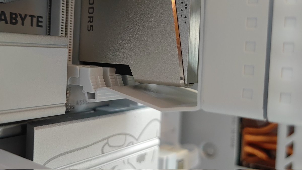 ksd2mk3's tweet photo. Thermalright MC-2 ARGB のメモリスロットのラッチにつけてる参考写真がどこにもないのであげときます https://t.co/Q6liwDOJyQ