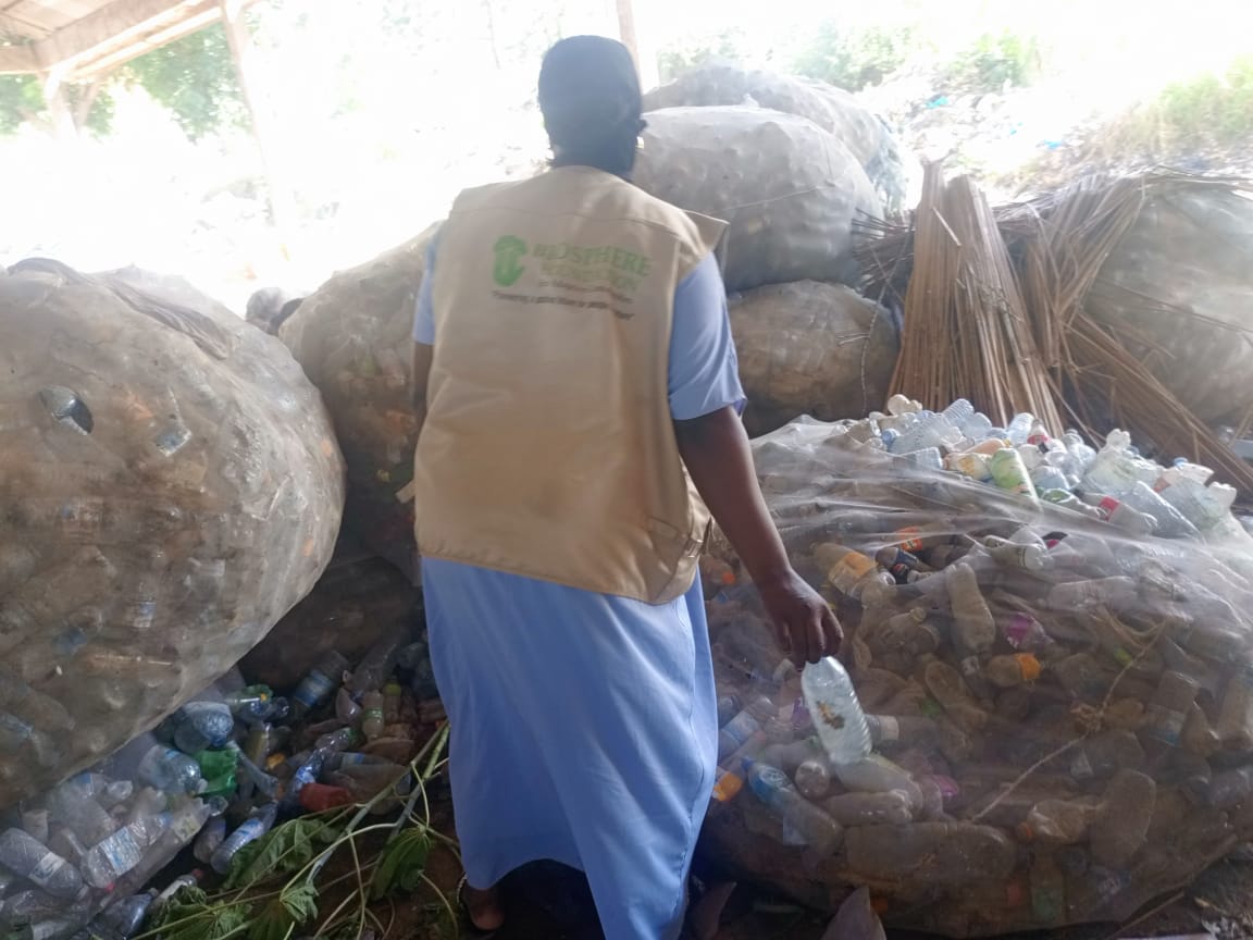 BiosphereFound1's tweet photo. ♻️ What if plastic waste was a source of income?
Through Circular Arua, we are helping women and youth in Uganda turn pollution into opportunity.@ChemicalScience.@YALIRLCAlumniUg.@UNEP. https://t.co/ncsyBWRnkS