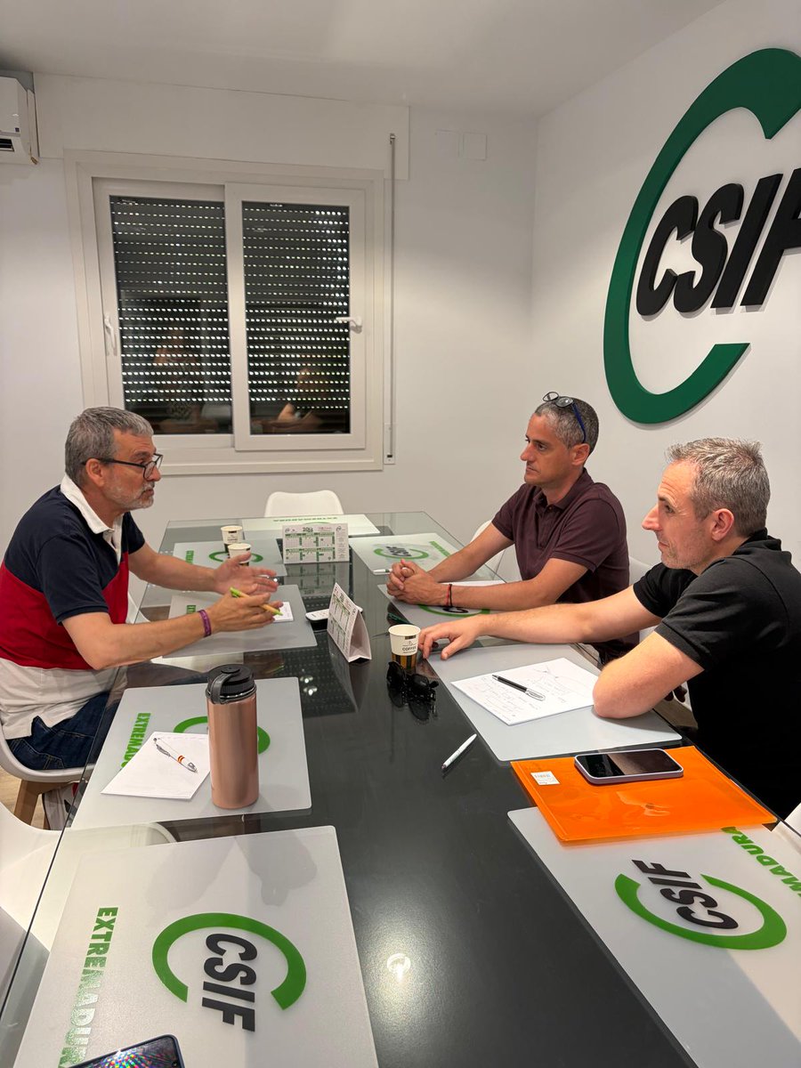 CSIFExtremadura's tweet photo. CSIF se reúne con la Plataforma CTSAGEX, que nos trasladó diversas cuestiones para mejorar la situación de los empleados públicos, como la equiparación salarial, una de nuestras principales reivindicaciones desde hace años y que vamos a seguir exigiendo a la Junta de Extremadura. https://t.co/3gSeg2UO0K