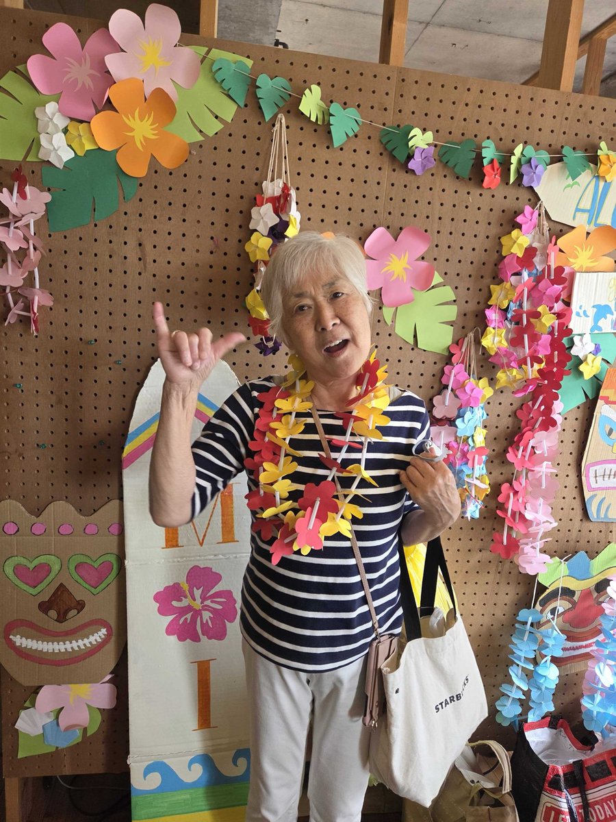 dayservice_moi's tweet photo. 連日開催していましたmoiのハワイアン🌺イベント、本日で最終日✨✨
本日もパンケーキ🥞とブルーハワイのジュース🍹そして、レイを首に掲げフラダンス✨✨
レイを利用者様にプレゼント🎁
皆様笑顔で首に掲げたままお家までGO‼️
次はどんな国がmoiにできるかなぁ〜？楽しみですね‼️ https://t.co/qZmAMpLL4f