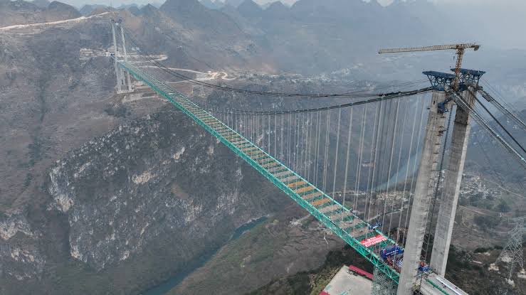 93vintagejones's tweet photo. The Chinese built the Huajing bridge, the world's tallest, for about £215 m. https://t.co/1ig0jyEOdA
