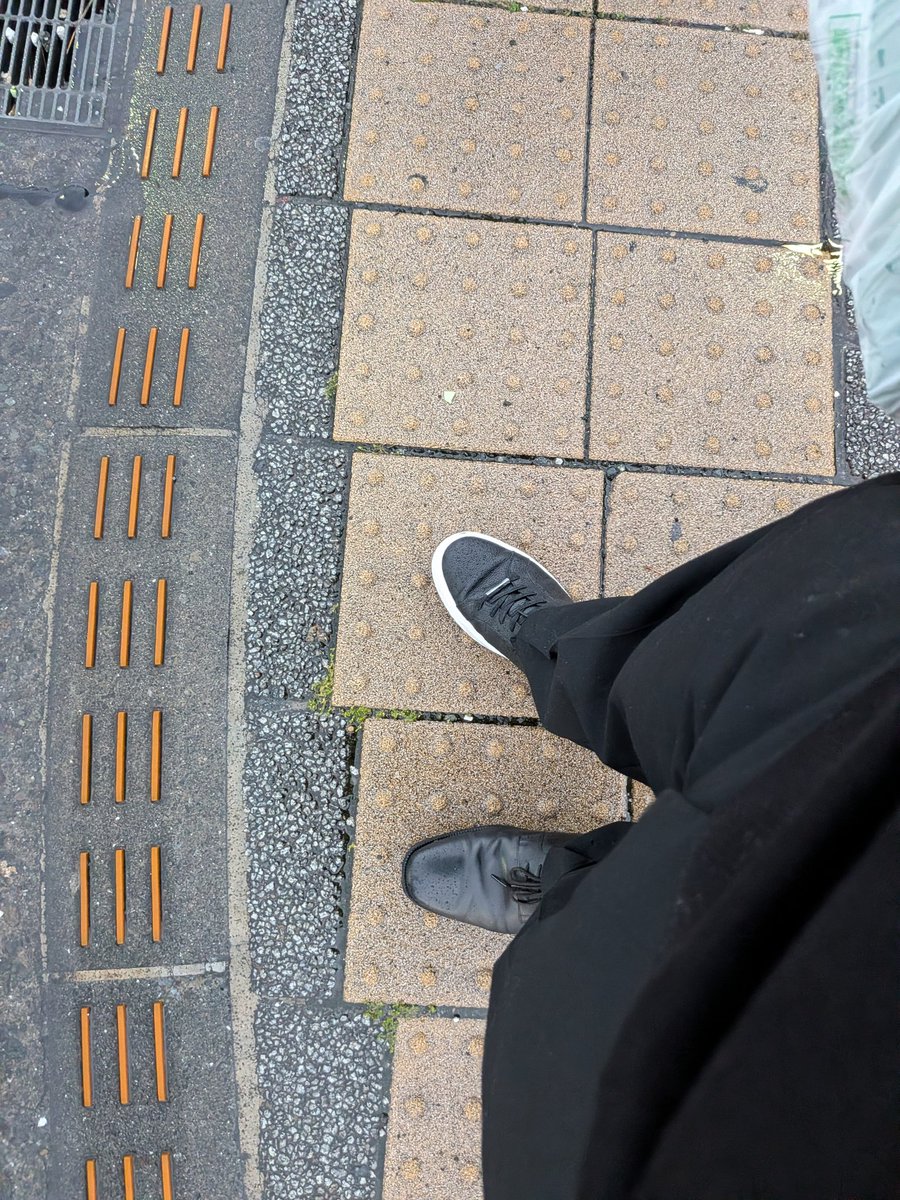 takulan's tweet photo. 急いで出かけるとなんでこんなミスするの…靴間違えるとか笑 https://t.co/ZUhB2VXXeb