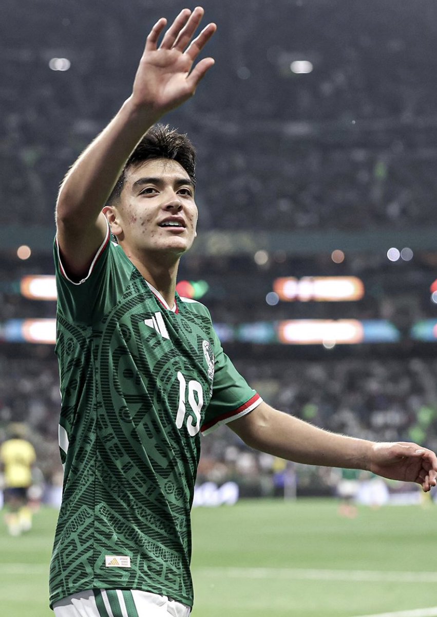 nocontextfm1's tweet photo. We need to talk about Gilberto Mora's performances at this World Cup:

- Second youngest player ever to start at a World Cup KO match after Pele
- Received a standing ovation for his performance vs Ecuador last night 
- Created two chances, 100% accuracy on long balls, 4/5 duels won
- 8/10 match rating via @goal 

17 years. 259 days. Ridiculous 🇲🇽