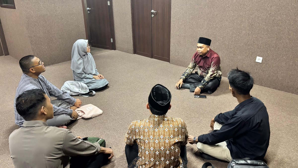 OIFUMSU's tweet photo. Mahasiswa Program Doktor Ilmu Hadis UIN-SU melakukan kunjungan praktik ke OIF UMSU

Rabu, 16 Muharram 1448 H / 01 Juli 2026 M

Selengkapnya https://t.co/IQqGg0pz5K

OIF UMSU
“Memotret Semesta Demi Iman dan Peradaban”
#umsumedan #oifumsu #worldclassuniversity https://t.co/jgzFSJQw84
