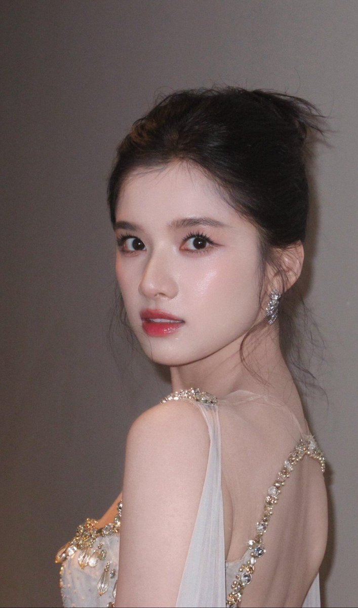 She's reaching new levels of beautiful 😭