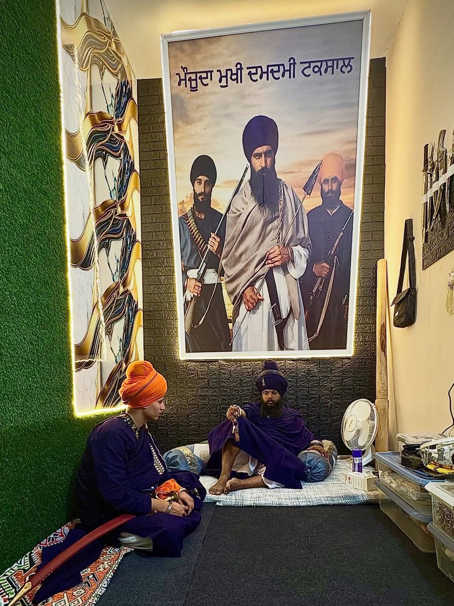 SilpiTivari's tweet photo. This Chupiya omitted 
- Sikh terrorists killed 35000 in Punjab
- Modi killed hundreds of Hindus in police firings in Gujarat.

Why do BhajMullas decorate the Khalistani Harems? https://t.co/2ODoFrK9BV