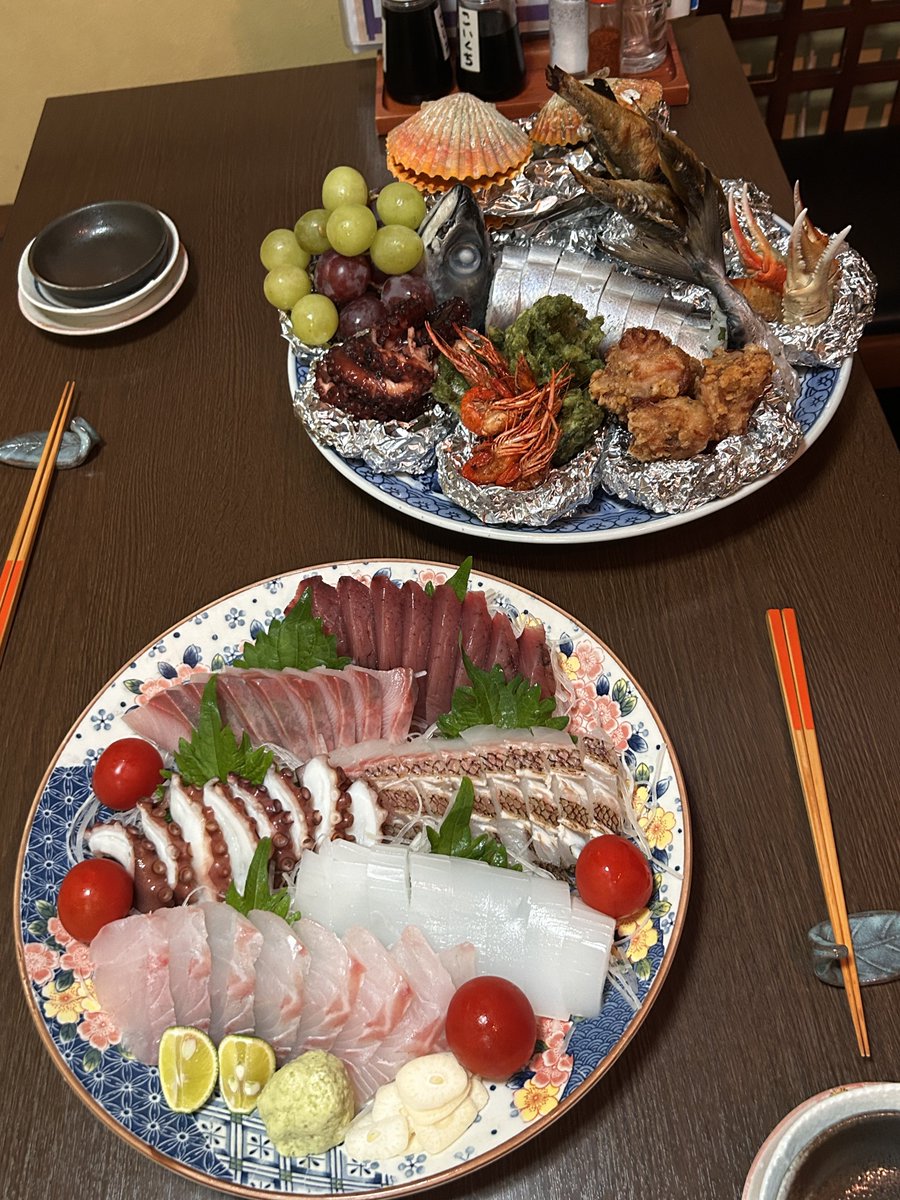 SimantoTeradaya's tweet photo. 本日はコース料理のご予約いただきました！

今回はお客様からのご希望で、追加料金をいただいた上で通常より豪華なメニューになっております😳✨
鯖の姿寿司がどどーんと乗っております！

カツオのタタキはお客様がいらっしゃってから作ります！
#四万十寺田屋 #寺田屋 #コース料理 #皿鉢料理 https://t.co/BXhyLc3rDH
