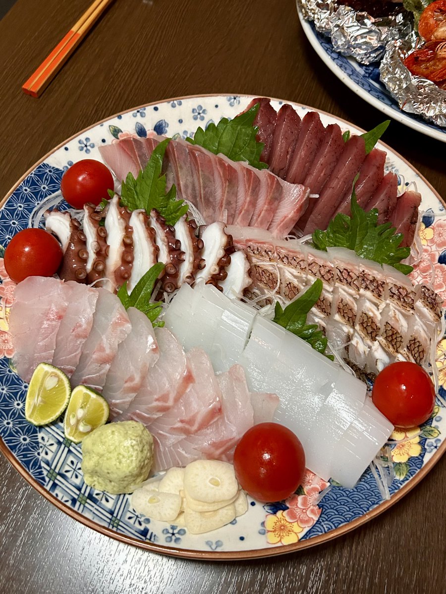 SimantoTeradaya's tweet photo. 本日はコース料理のご予約いただきました！

今回はお客様からのご希望で、追加料金をいただいた上で通常より豪華なメニューになっております😳✨
鯖の姿寿司がどどーんと乗っております！

カツオのタタキはお客様がいらっしゃってから作ります！
#四万十寺田屋 #寺田屋 #コース料理 #皿鉢料理 https://t.co/BXhyLc3rDH
