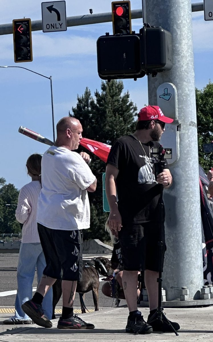 45zcc's tweet photo. @GroundZeroPDX1 @Conspiracookie Stop antagonizing people how’s it okay for you to be around baseball bats and gun but the other side cant defend themselves haha youre a bitch who sits behind a phone recording https://t.co/n0Xu1H45oH