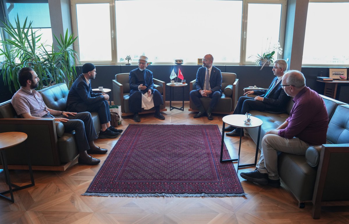 TMaarifVakfi's tweet photo. Vakıf Başkanımız @Mahmut_M_Ozdil ile Mütevelli Heyeti Üyelerimiz Dr. @yilmaznazif ve @oft24, Tayland’dan Fatoni Üniversitesi Rektörü Prof. Dr. İsmail Lütfi Japakiya ve beraberindeki heyeti Vakfımızda ağırladı.

Gerçekleştirilen görüşmede, eğitim alanındaki iş birliği fırsatları ile iki kurum arasında geliştirilebilecek ortak çalışmalar değerlendirildi. Samimi ve verimli bir ortamda geçen görüşmenin, Türkiye Maarif Vakfı ile Fatoni Üniversitesi arasındaki ilişkilerin daha da güçlenmesine ve gelecekte hayata geçirilecek ortak projelere katkı sunmasını temenni ediyoruz.