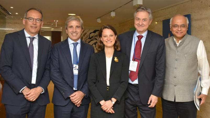 primerisima1390's tweet photo. El gobierno nacional formalizó la aprobación de dos créditos del Banco Mundial y del Banco Interamericano de Desarrollo (BID) por un total de 1750 millones de dólares que serán utilizados como garantía para la obtención de préstamos de bancos privados. https://t.co/5fIgJXvFUT