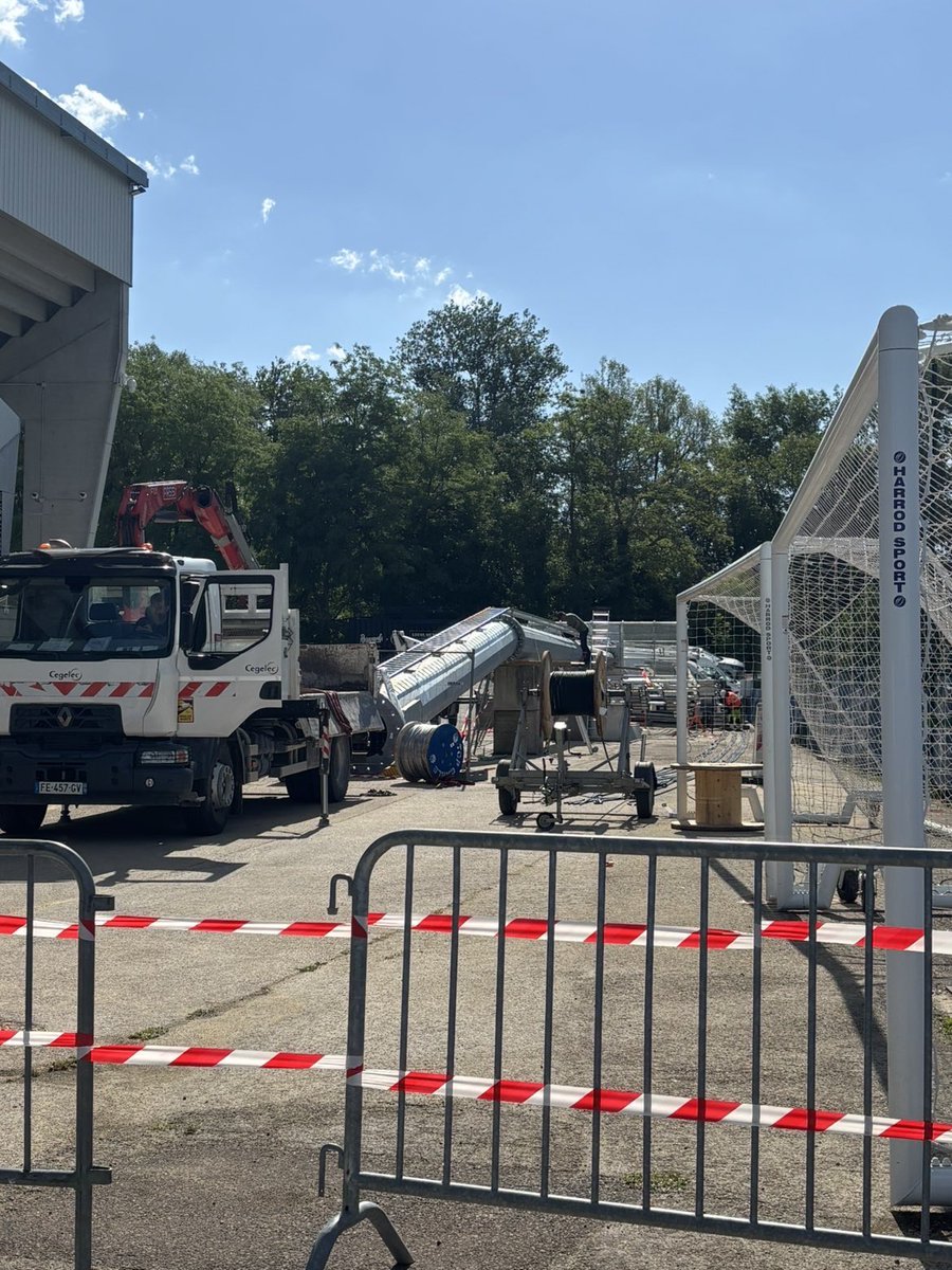 FernetKevin's tweet photo. Les nouveaux mâts d’éclairage sont arrivés et les travaux avancent plutôt bien ! Hâte de voir tout cela en action lors d’un match en pleine nuit 🔥 #estac #ligue1 #troyes #teamestac #stadedelaube https://t.co/qUxvtZ0ZBP