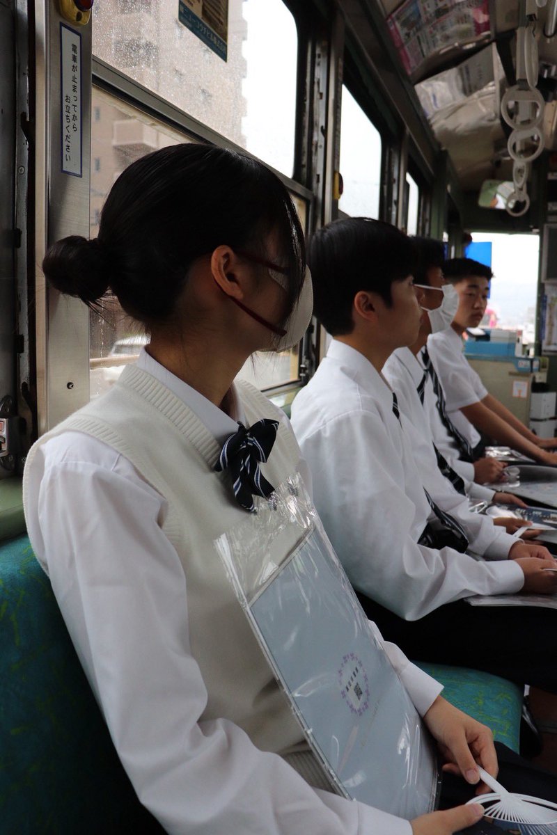 KochiChuo's tweet photo. 最後には、警察官募集の広告電車に乗車しました。車内では現役警察官による、採用や仕事に関する相談会が行われました。生徒たちは様々な質問をし、警察官という仕事への理解を深めていました。 https://t.co/relWFIbSw2